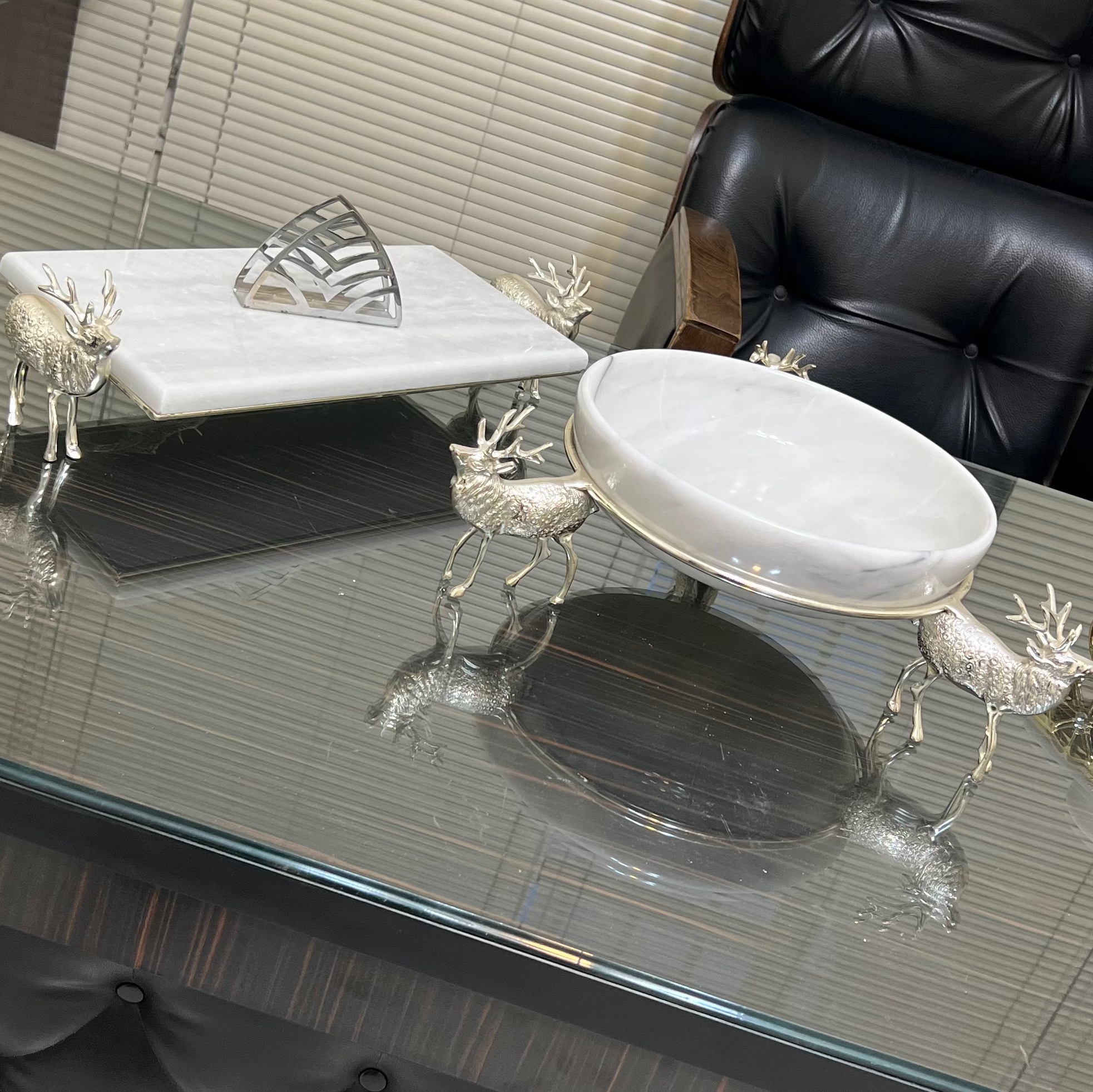 ظرف سنگی میوه خوری و شیرینی خوری گوزن برنجی با ظرف سنگی (ظرف سفید یا مشکی)