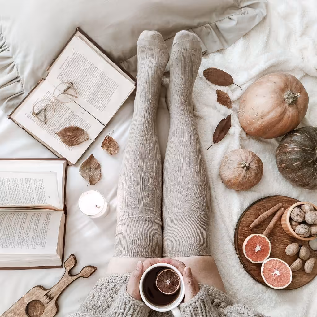 جوراب بالا زانو مدل طرح بافت کرم