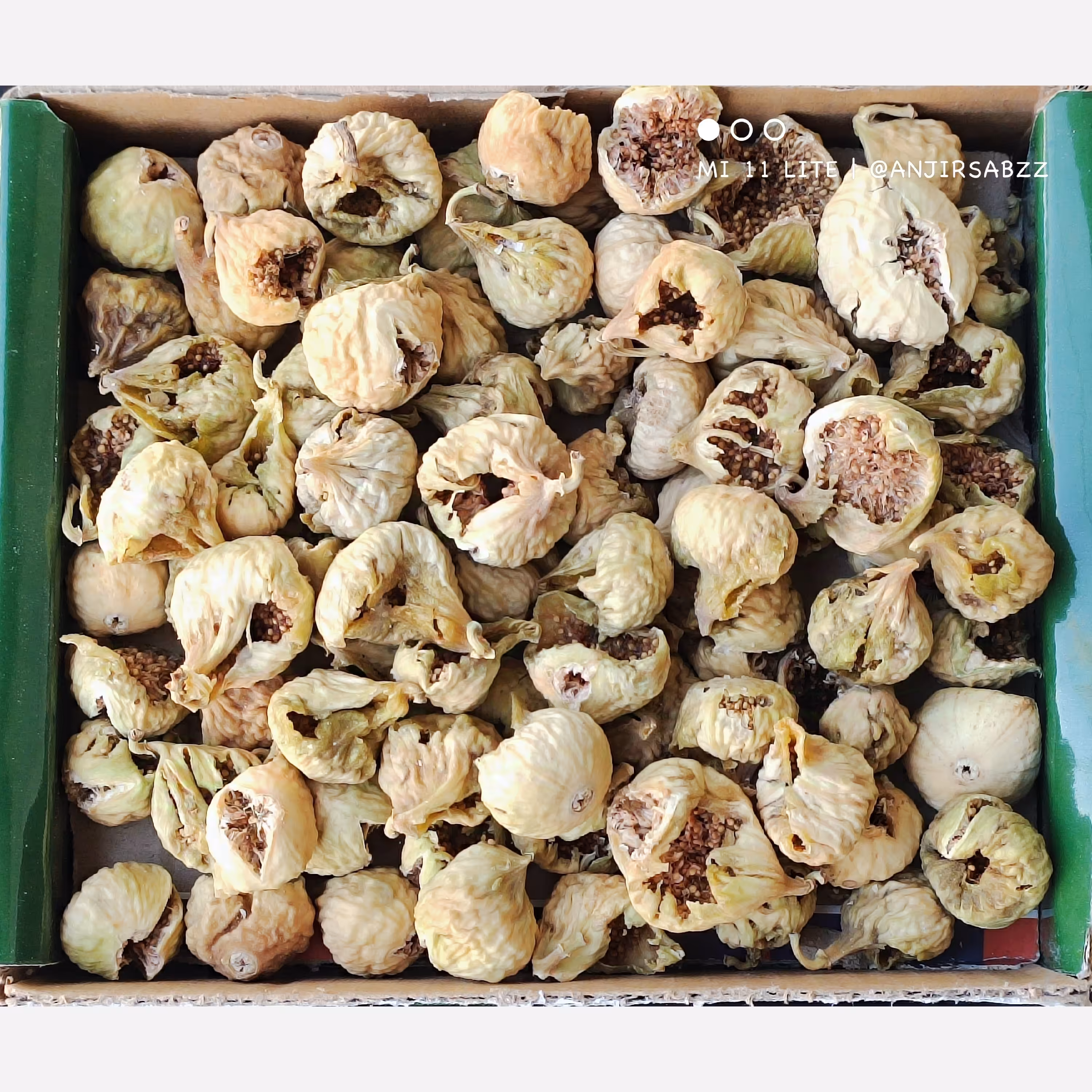 انجیر  خشک استهبان گنجشک نوک زده سایز متوسط  900گرمی رنگ طلایی و تازه قیمت مناسب 