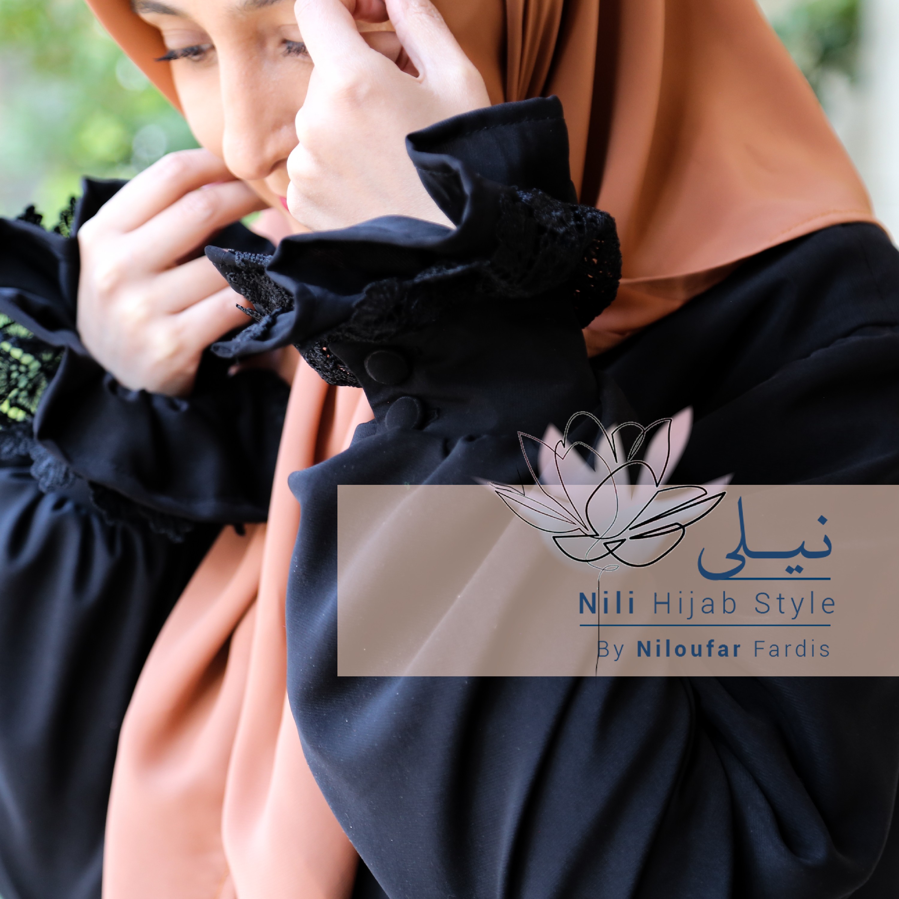 عباوتنپوش نیلی پیراهن عبایی دارای یقه گرد و تندخور بی نظیرش و چین گیپور ان در قسمت مچی ان را در حین سادگی خاص نموده است