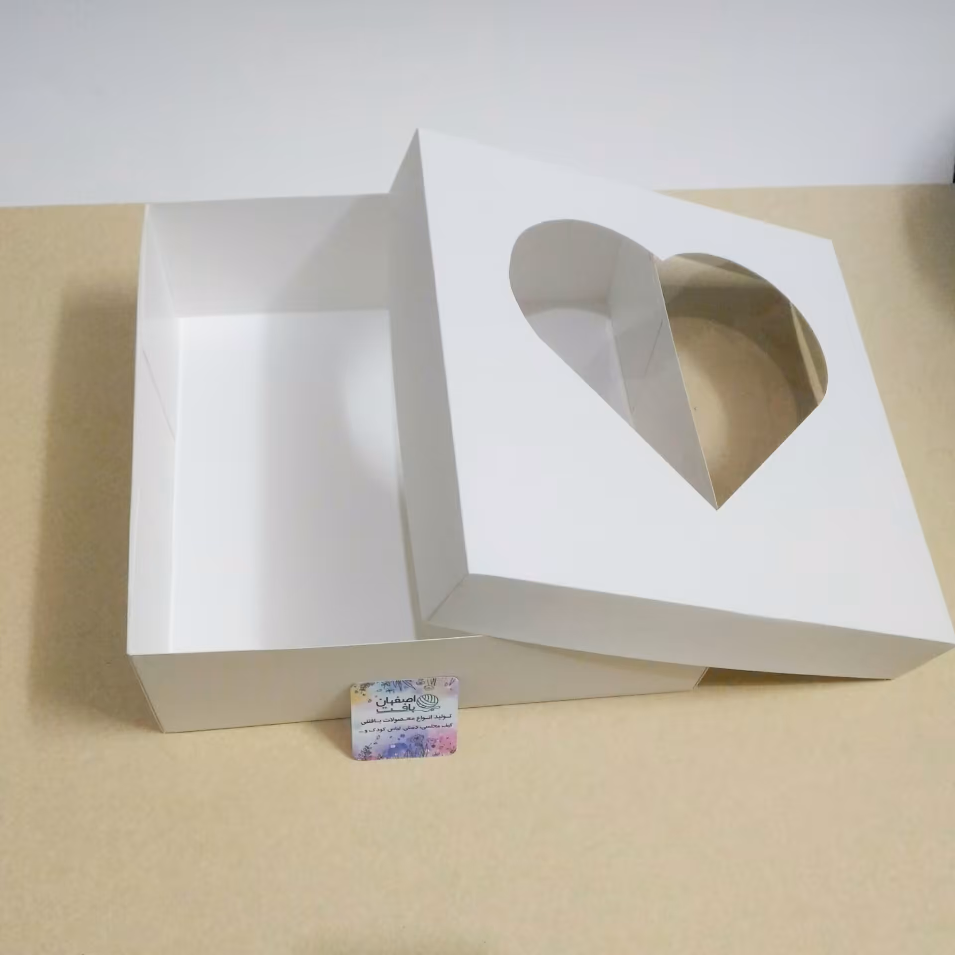 جعبه کادویی بزرگ ویترینی درب قلبی 30 در 30 سانت با ارتفاع 10 با کف دولایه  مناسب کیک لباس و...