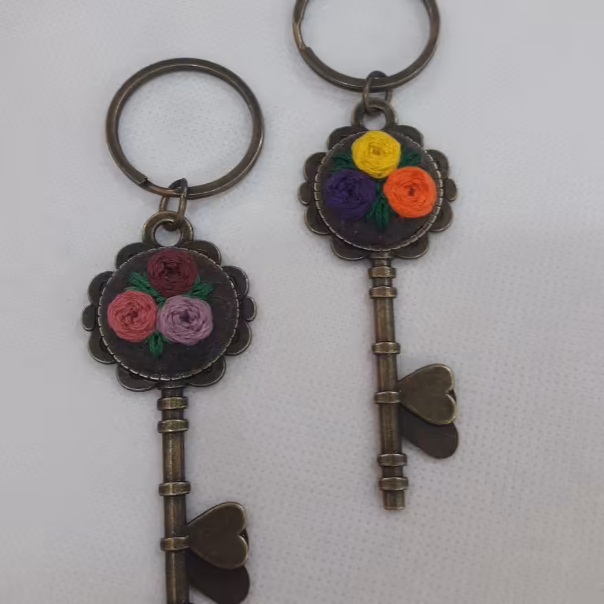 جا سویچی و آویز   کلید آپارتمان و منزل شما  گلدوزی کار دست کار شک و زیبا 