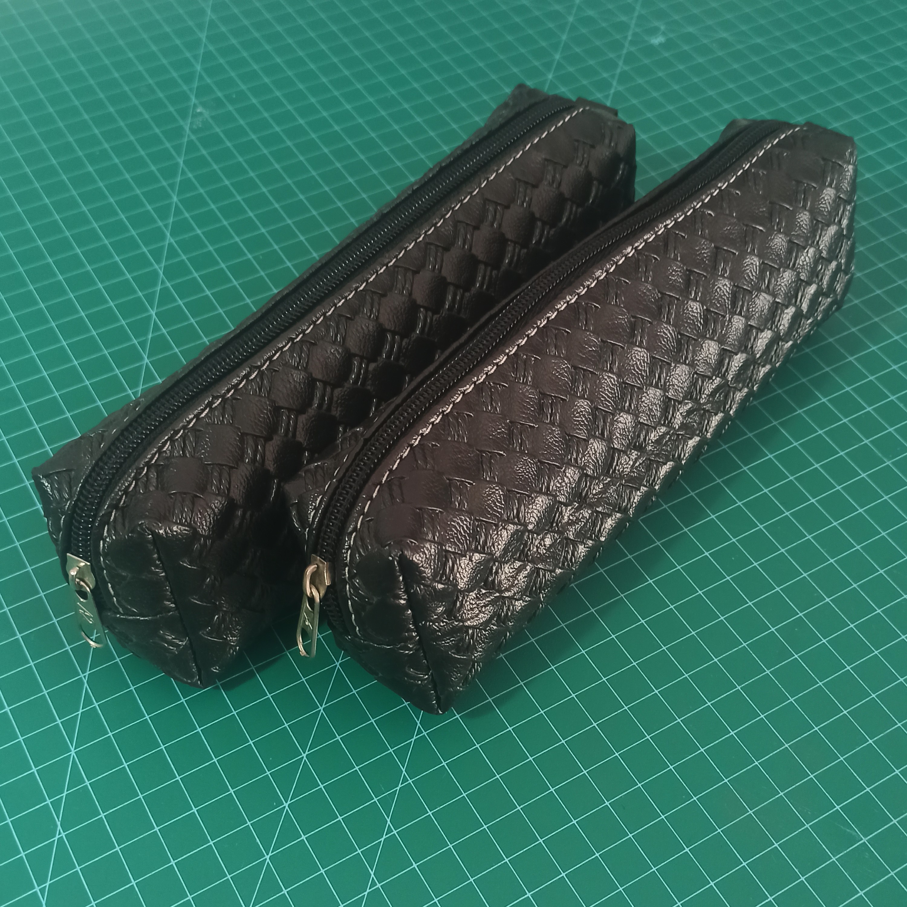 جامدادی .چرم مصنوعی .مشکی طرح دار.وزن40گرم