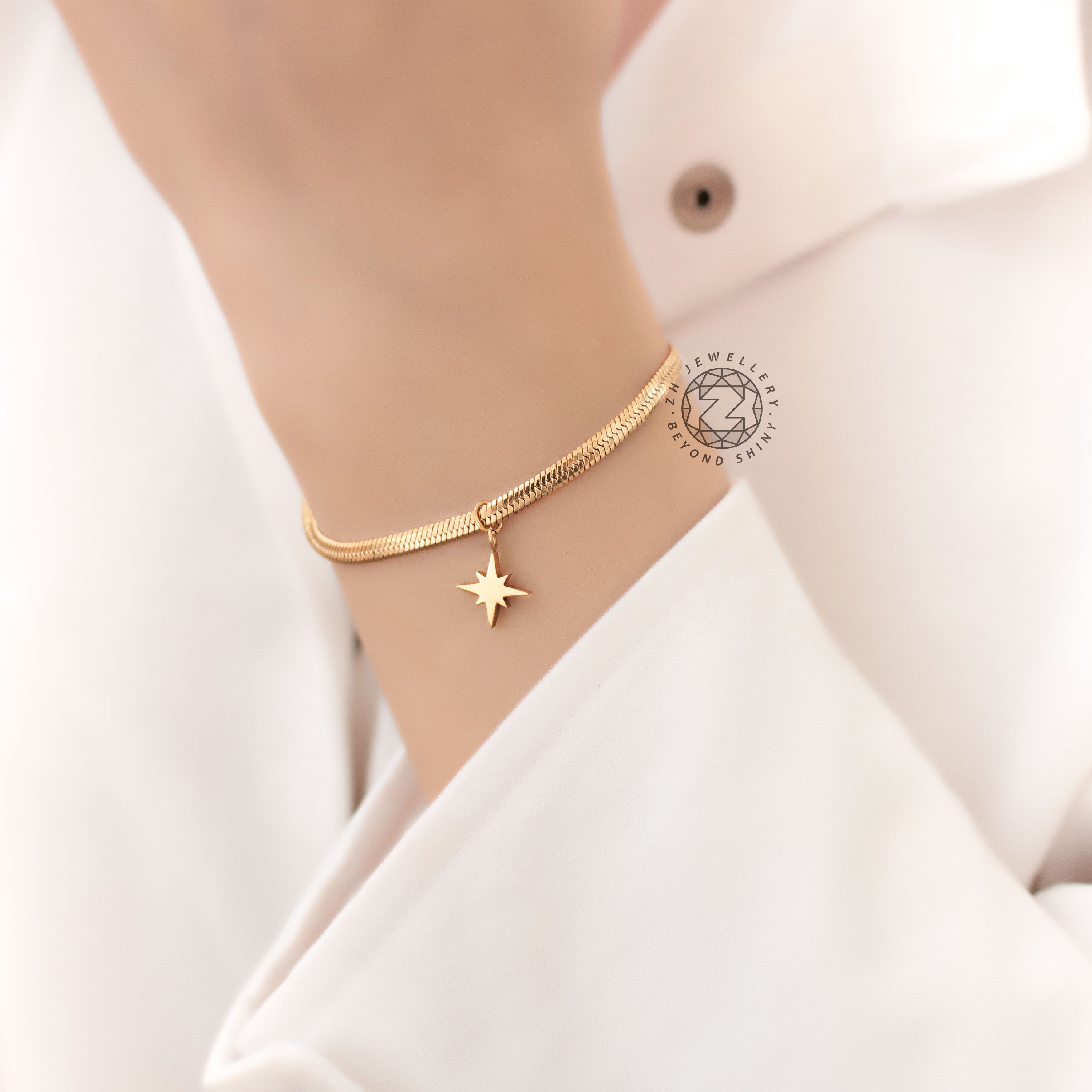 دستبند ماری و ستاره ظریف طلایی(جنسش استیل و کاملا رنگ ثابت)