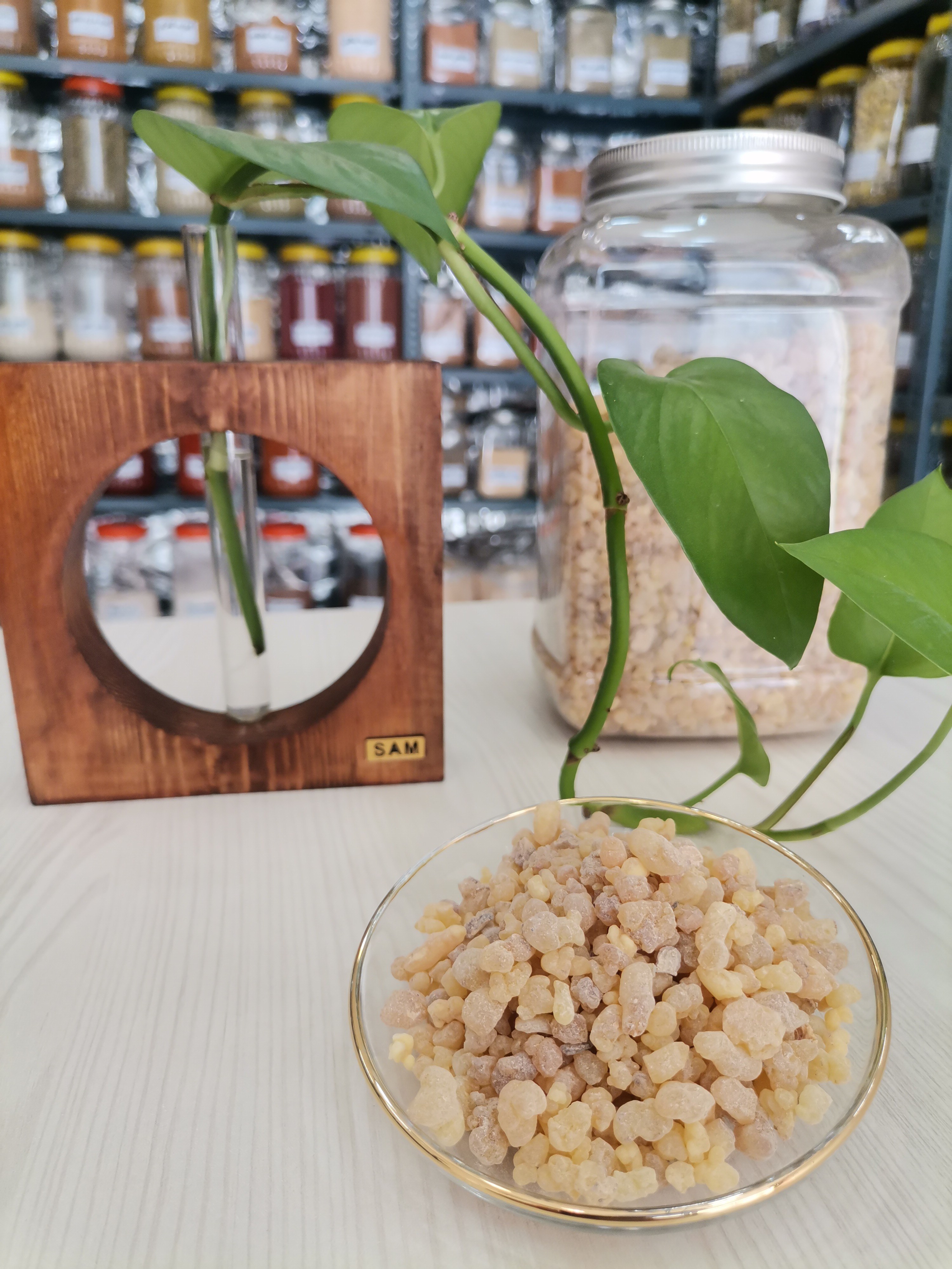 کندر  سفید  اعلا خانه ادویه در بسته بندی 100 گرمی  تمیز  و بهداشتی 