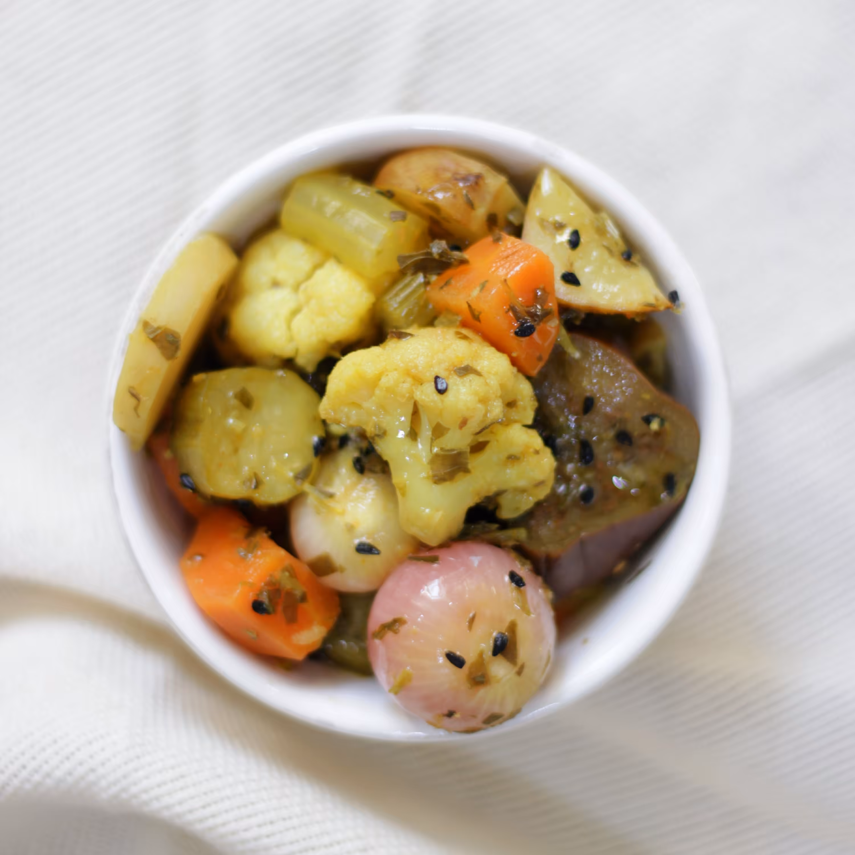 ترشی مخلوط ، تهیه شده  با سرکه ی خانگیِ اعلا  ، بدون افزودنیهای شیمیایی و نگهدارنده   ، در بسته بندیِ  5 کیلویی   