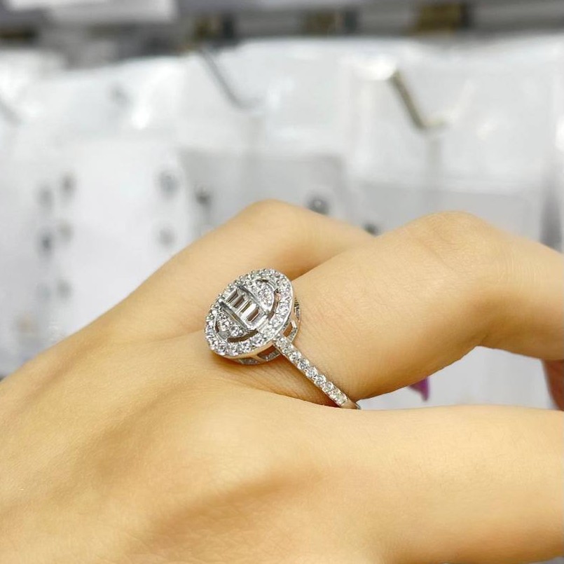 انگشتر نقره زنانه عیار 925 با آبکاری رادیوم و وزن تقریبی 3 گرم