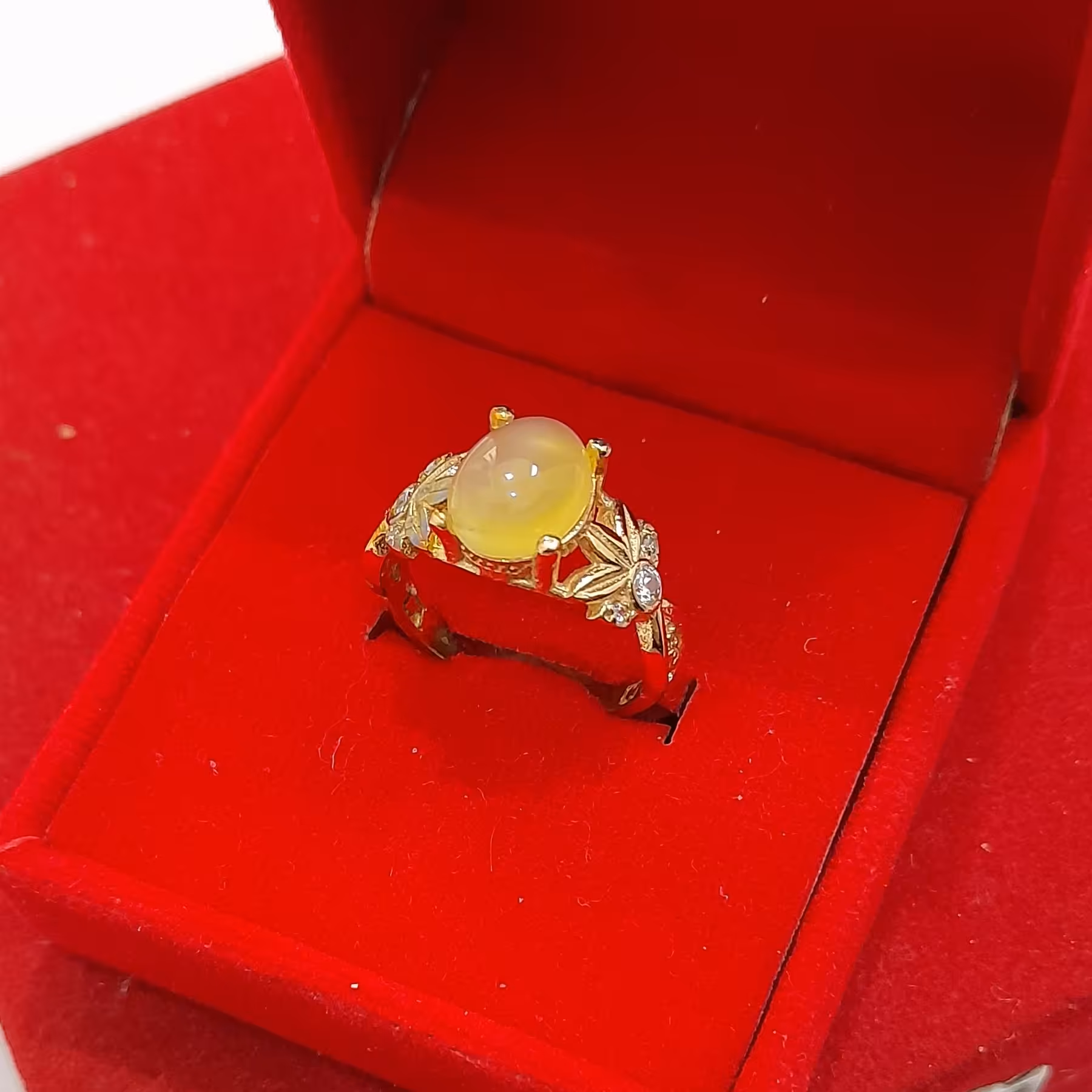 انگشتر طلاروس رنگ ثابت نگین عقیق زرد رکاب رنگینکاری