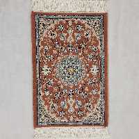 فرش دستباف
طرح لچک ترنج،
رنگ زمینه :مسی، طلایی، سبز، سرمه ای
ابعاد :60×40