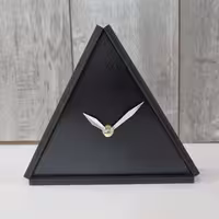 ساعت رومیزی و دیواری  طرح مثلث به اضلاع 20 سانت مشکی مات 