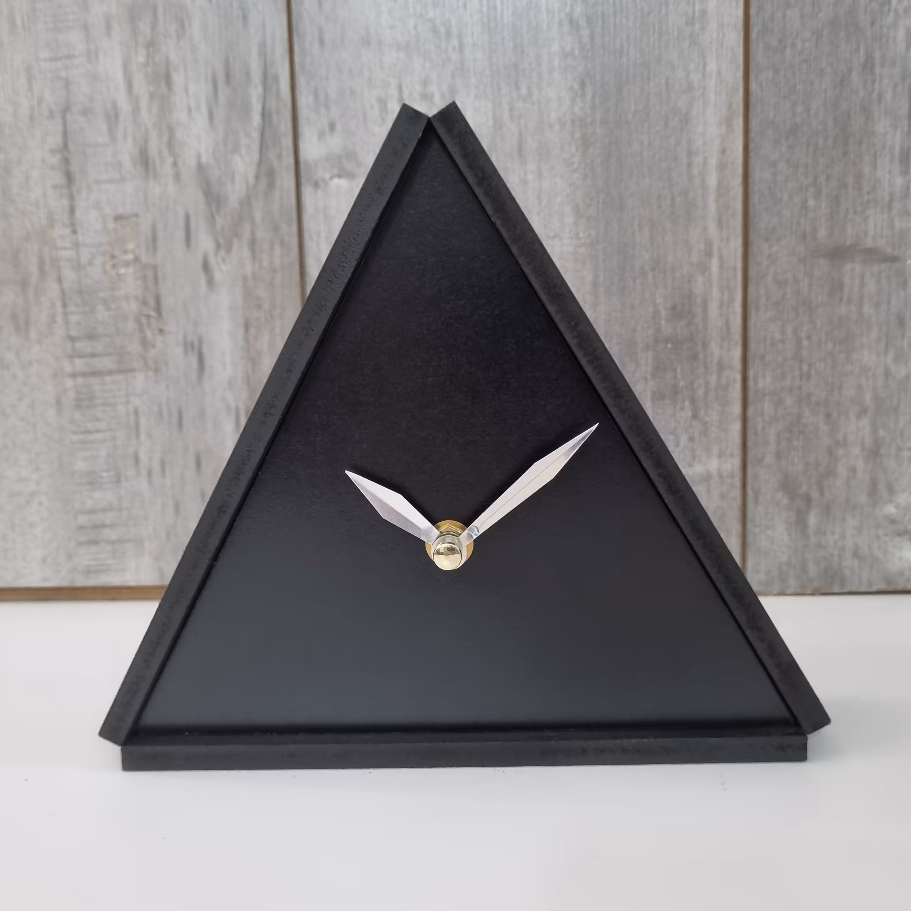 ساعت رومیزی و دیواری  طرح مثلث به اضلاع 20 سانت مشکی مات 