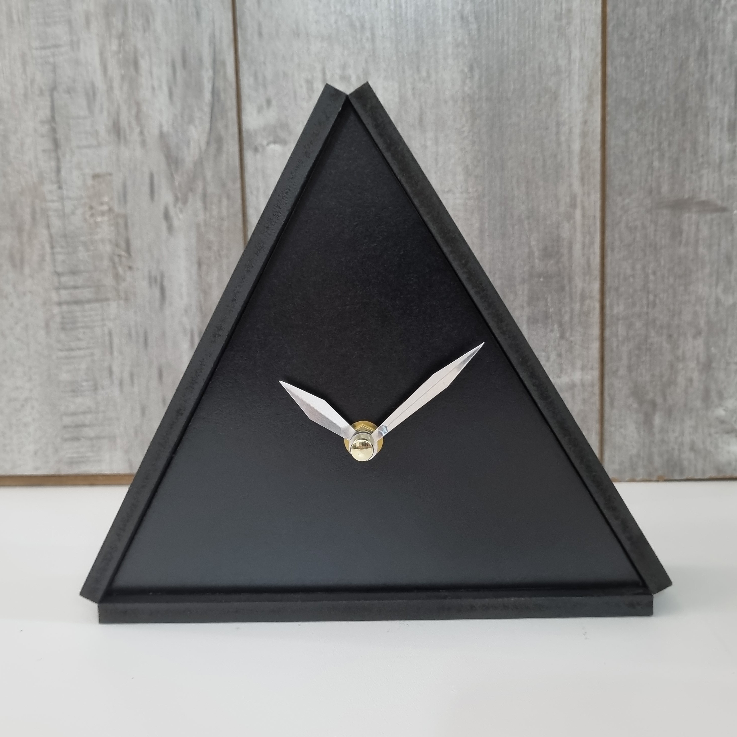 ساعت رومیزی و دیواری  طرح مثلث به اضلاع 20 سانت مشکی مات 