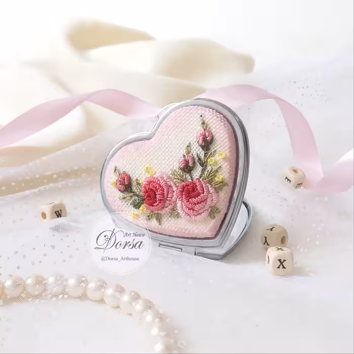   آینه کیفی گلدوز دستی طرح رز صورتی قاب فلزی مدل قلب