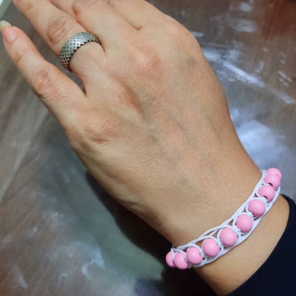 دستبند با بافت مکرومه و مهره ترکیبی