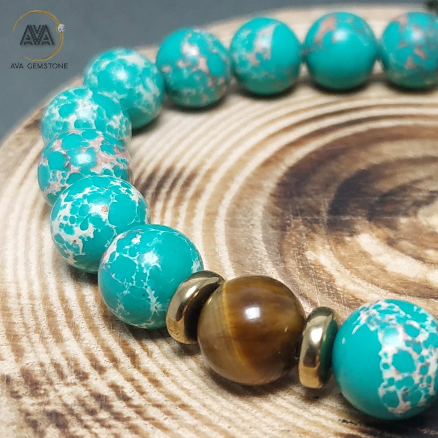 دستبند سنگ فیروزه آفریقایی سبز رنگ به همراه حدید واشری طلایی و تک مهره چشم ببر 