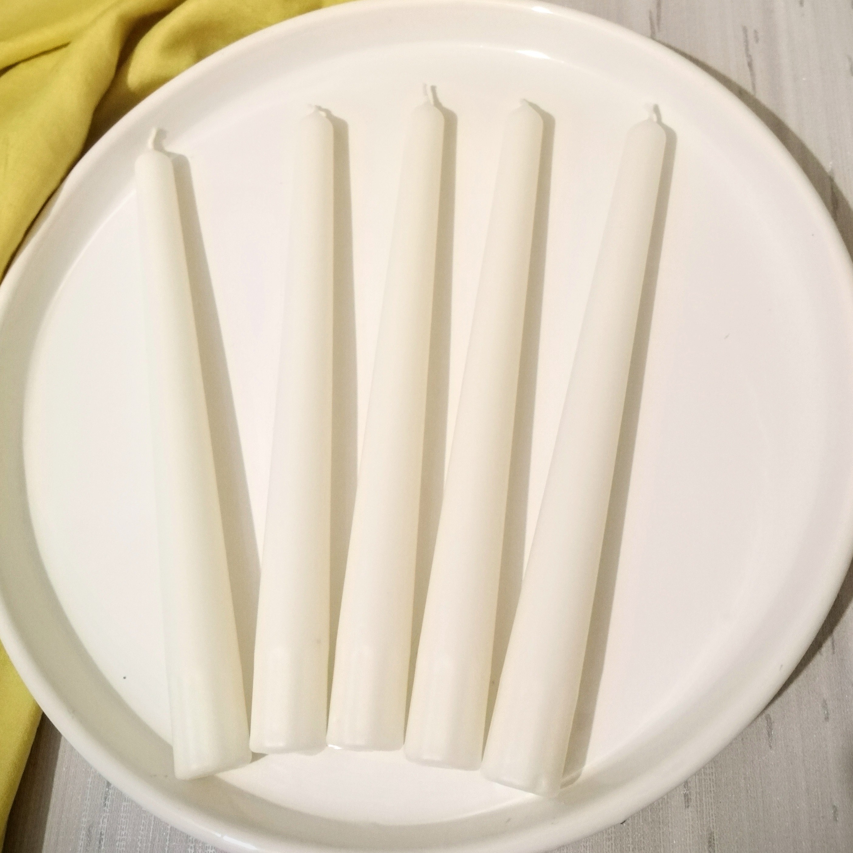 شمع قلمی 20 سانتی سفید بصورت بسته بندی 12 تایی بدون اشک و دود 