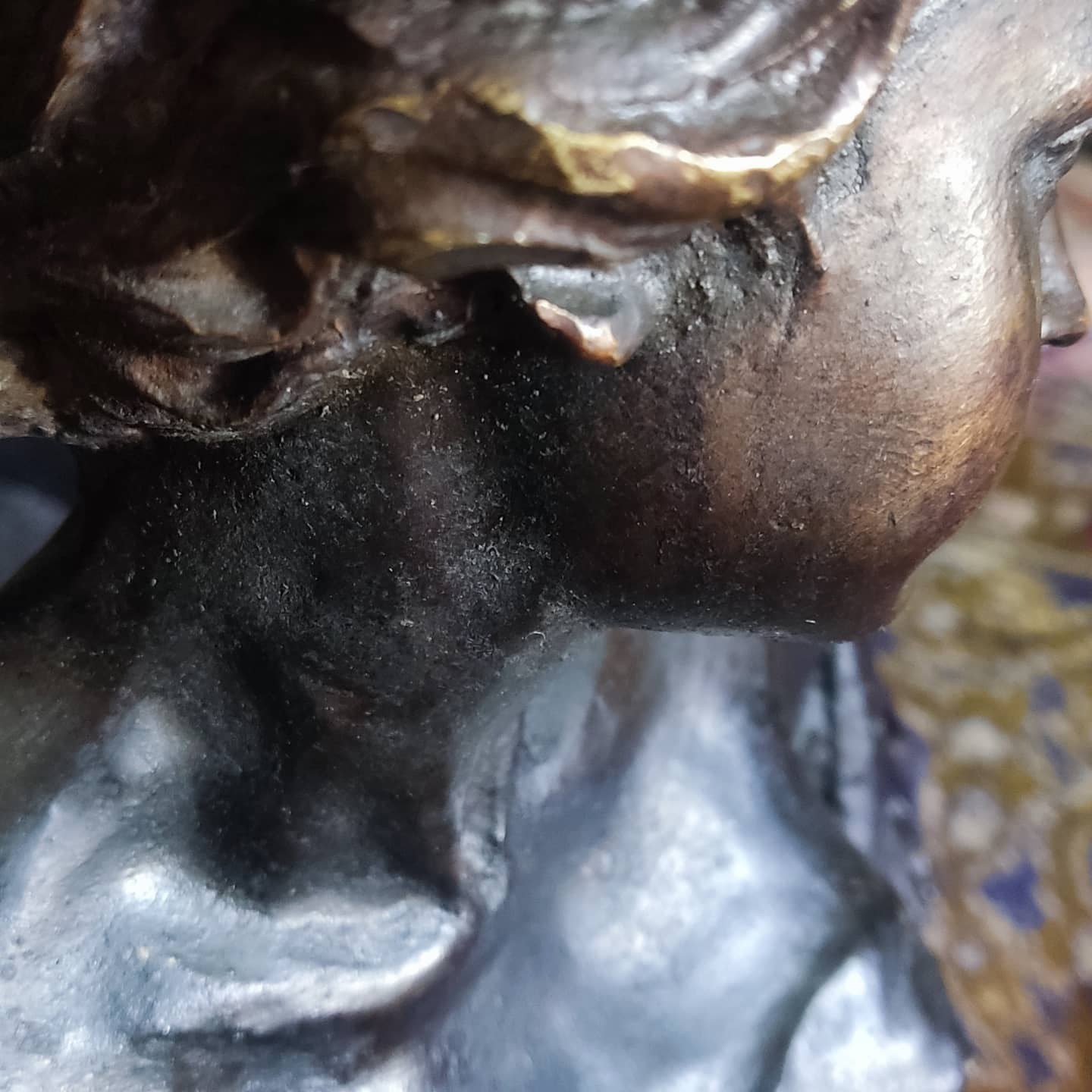 مجسمه برنزی رخ دختر