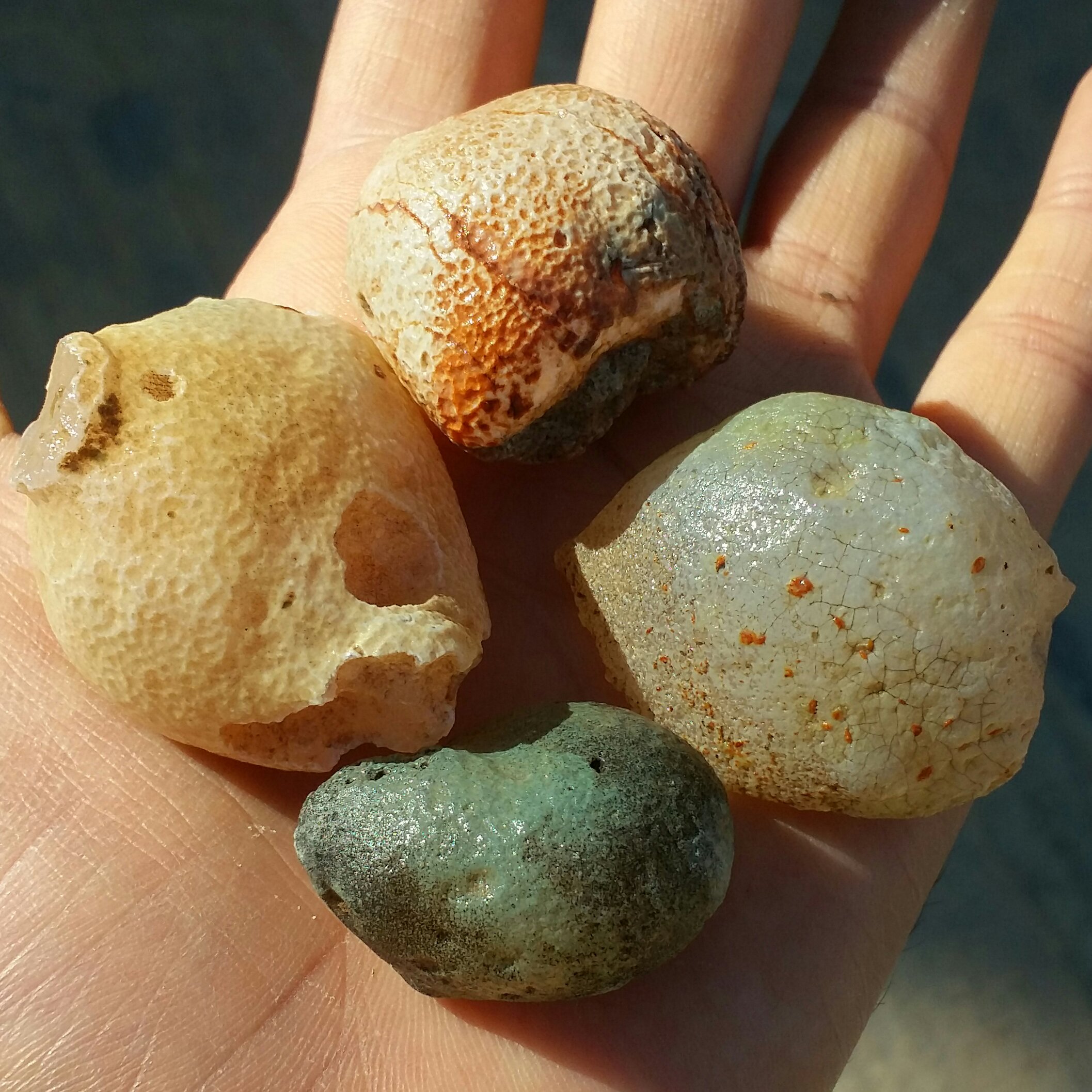 مجموعه 4 عددی سنگ راف خام عقیق برش نخورده 100 در صد طبیعی سرشار از خواص شاهکار خلقت دیدنیی
با قابلیت ساخت چند نگین