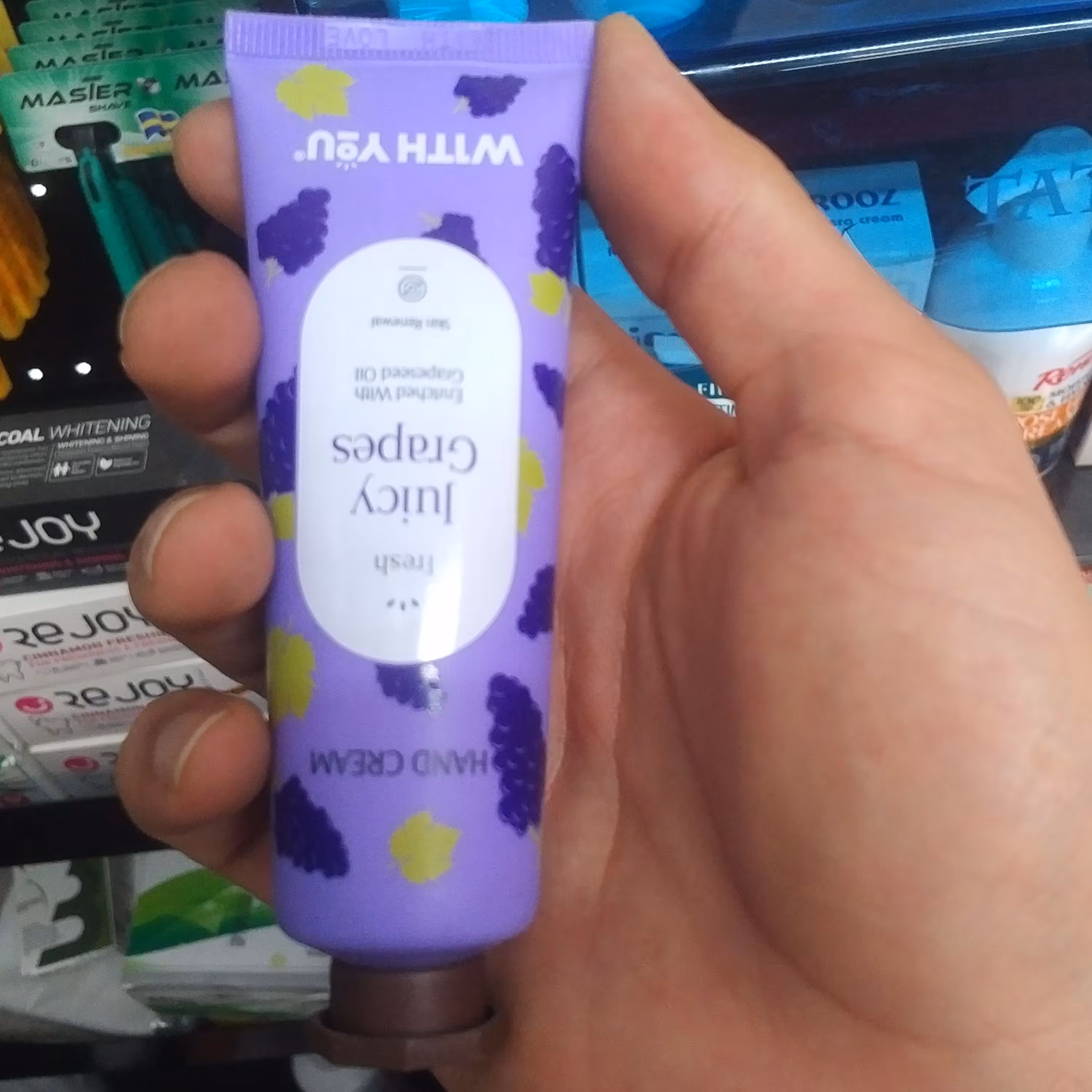 کرم مرطوب کننده ویت یو حاوی عصاره انگور سیاه