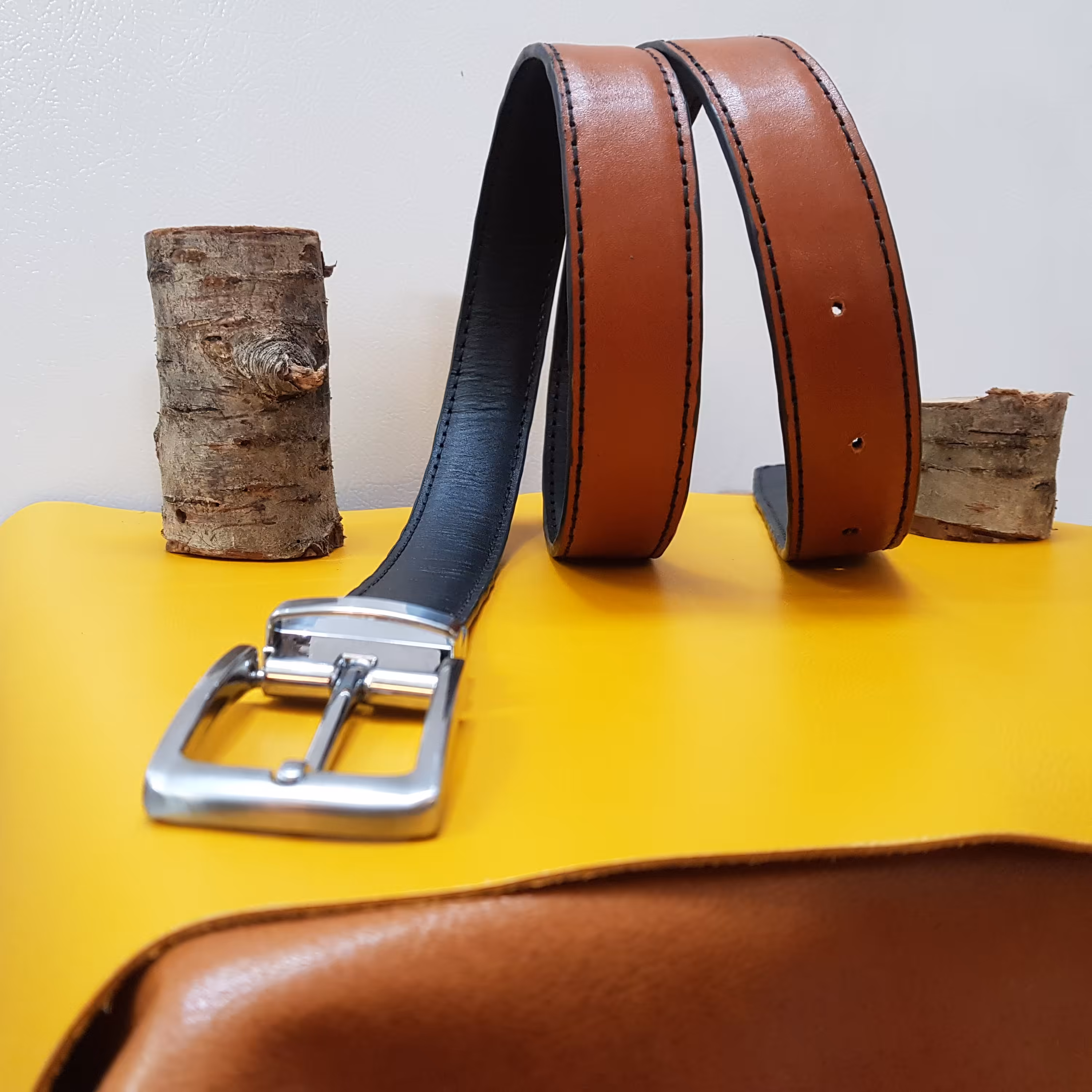 کمربند چرم طبیعی دو رو دست دوز به همراه سگک چرخشی