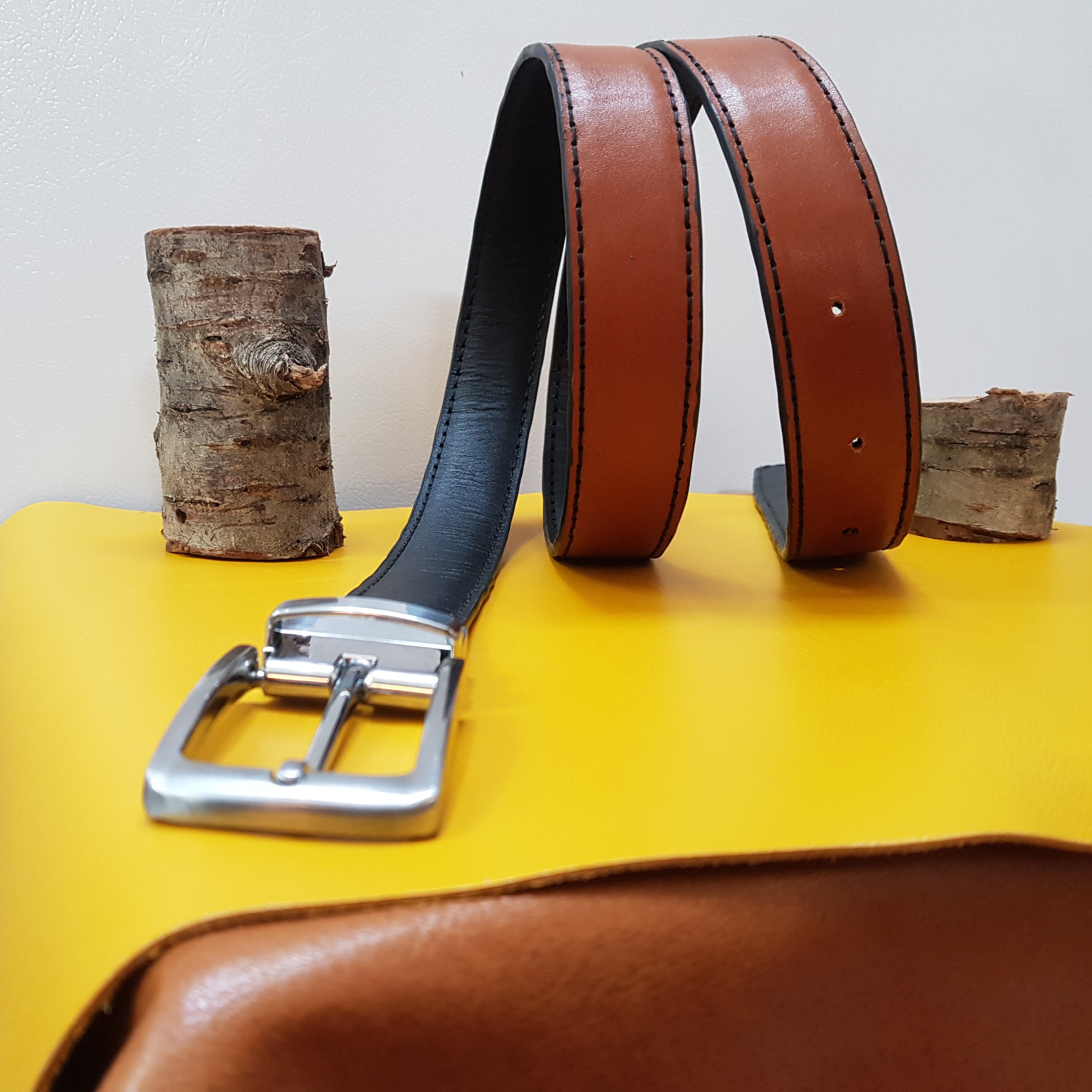 کمربند چرم طبیعی دو رو دست دوز به همراه سگک چرخشی