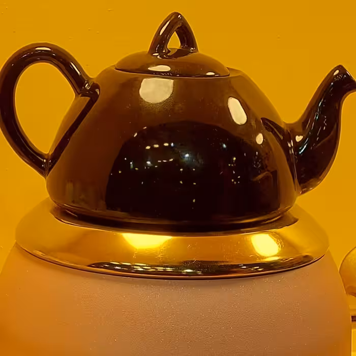 قوری کف پهن مدل آرزو برند پارسینه رنگ مشکی وزن 1000گرم طول 20 سانت عرص 13 ارتفاع 12