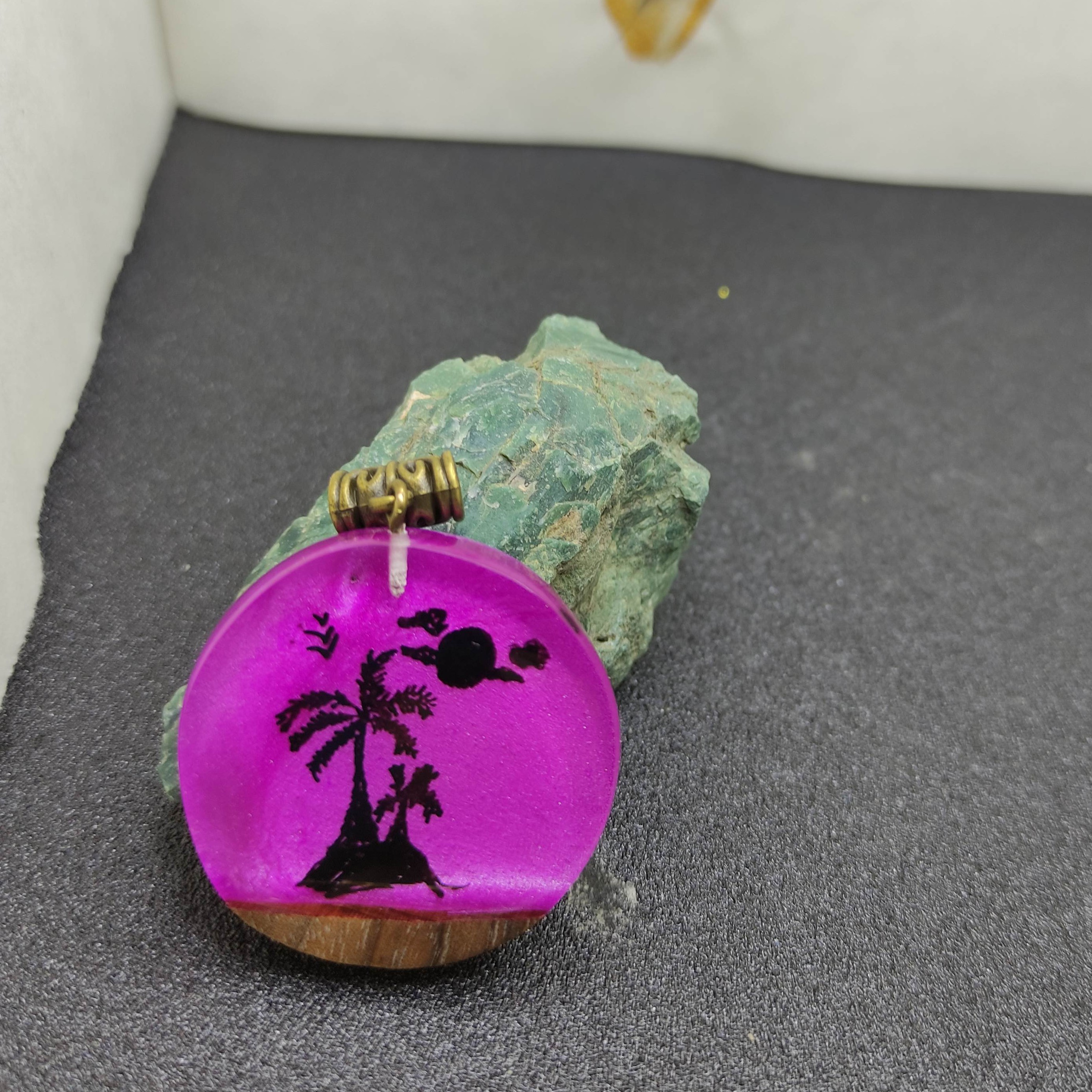 گردنبند چوب و رزین طرح نخل و غروب