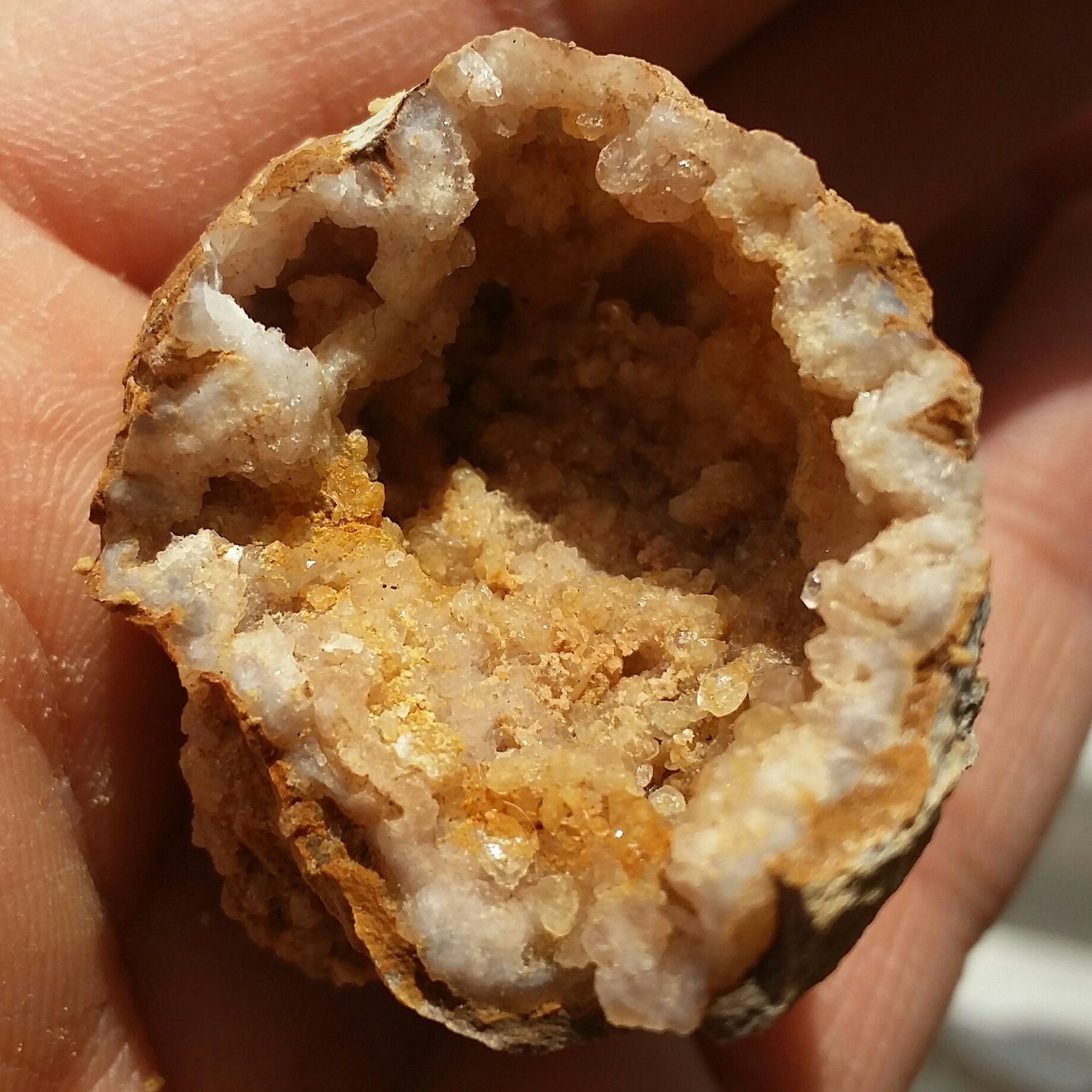 نمونه کلکسیونی سنگ راف توپی تو خالی بلور دار محشر  100 در 100 طبیعی