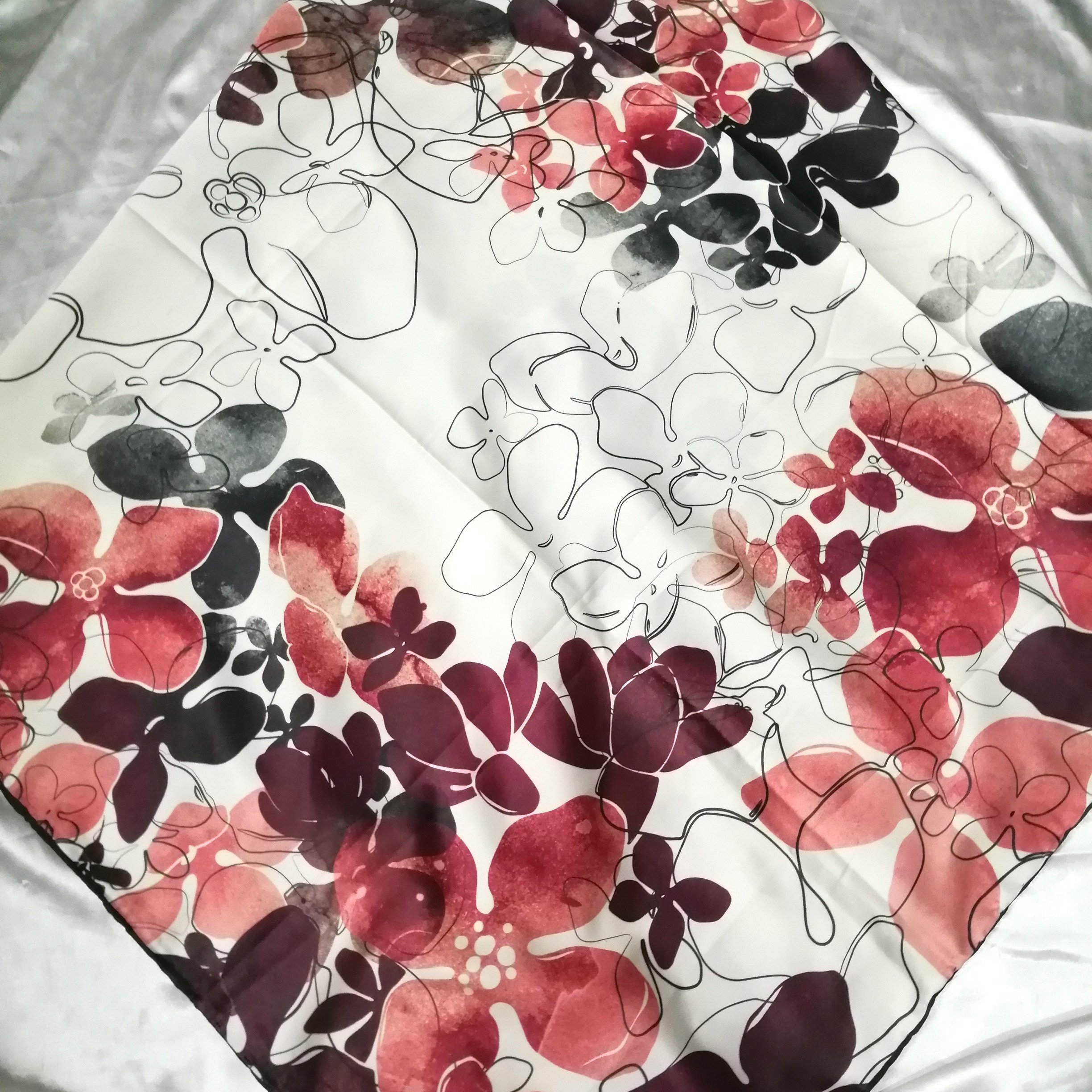 روسری ساتن ابریشم قواره 120 ، دور دست دوز ، مناسب برای گره زدن و گیره زدن،رنگ روسری شیری  با گلهای قهوه‌ای 