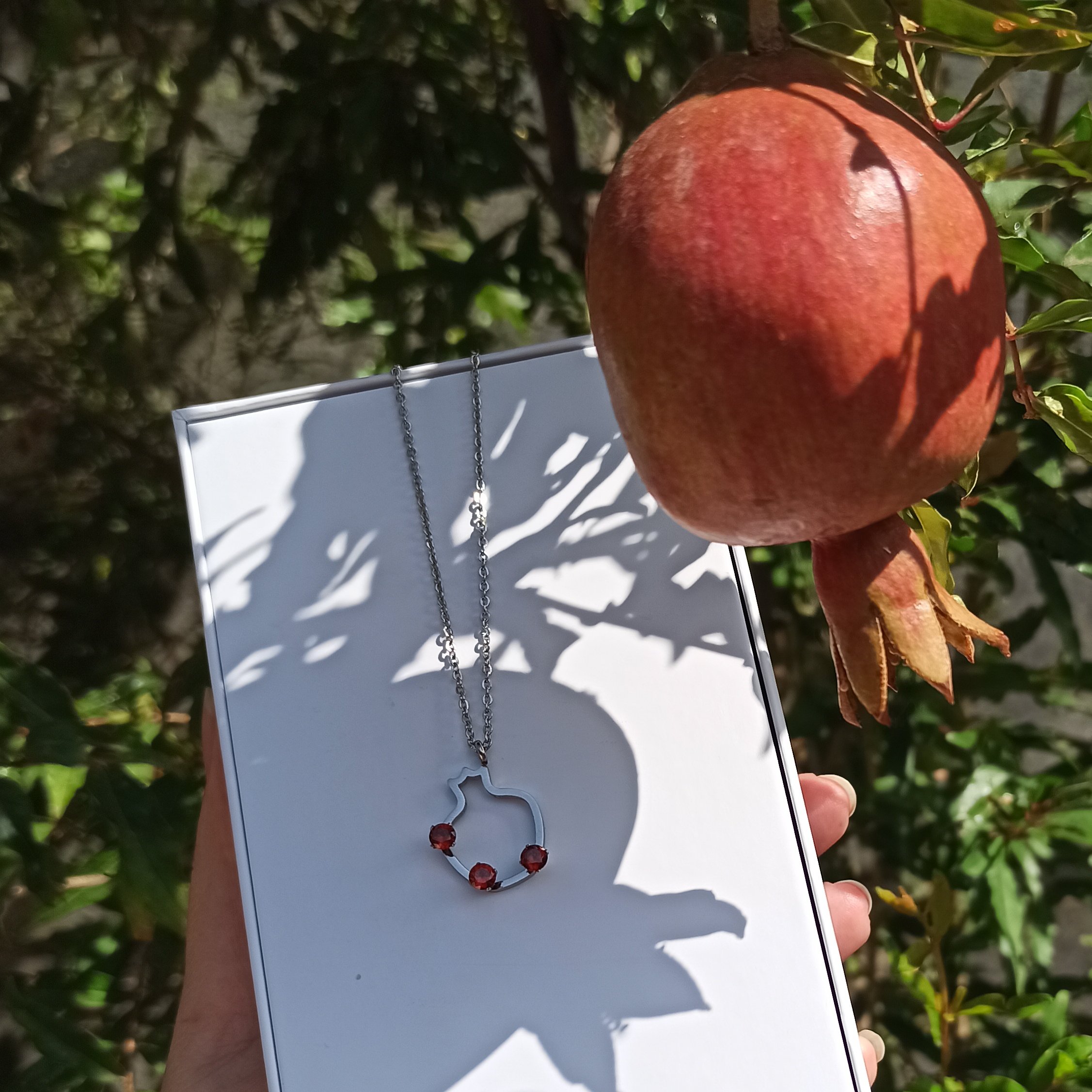 گردنبند انار استیل همراه با زنجیر 