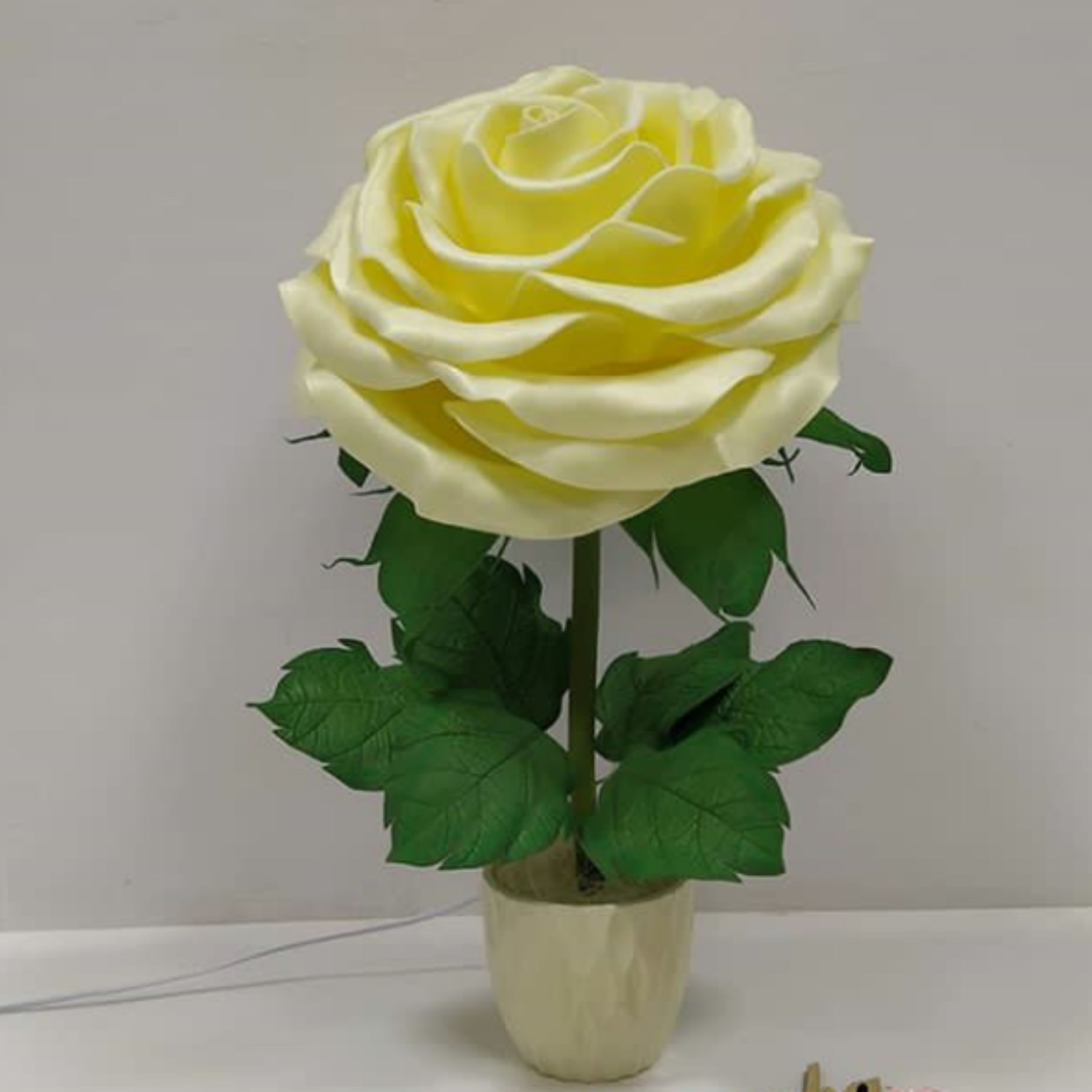 گل آباژوری رومیزی نباتی با پایه گلدانی، گل رز دکوراتیو،1شاخه، گل بزرگ فومی، گل طبیعی ، دکوری، گل رومیزی، گل رز