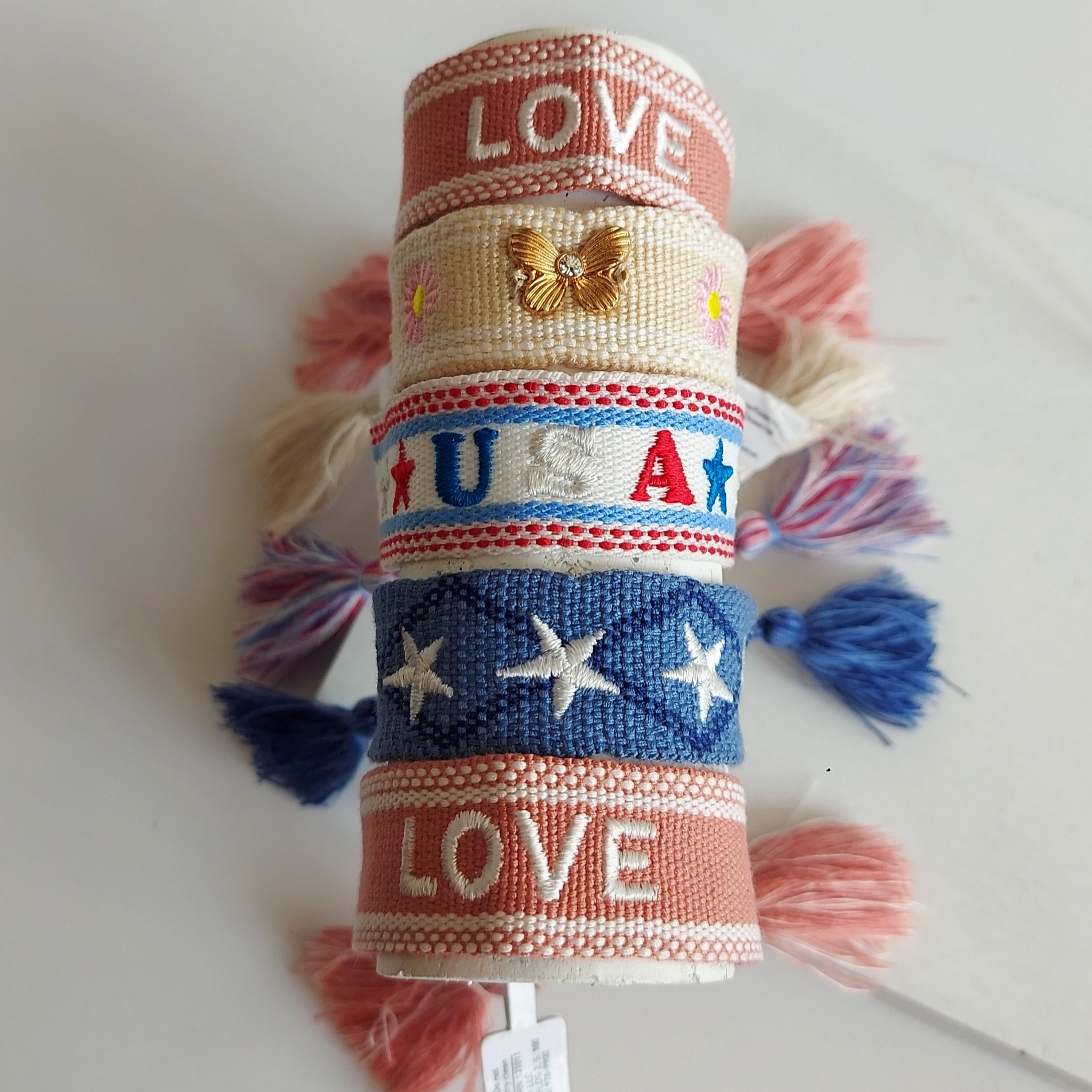 دستبند بافت رنگی وارداتی در طرح های متفاوت طرح ستاره پروانه وlove  مناسب کادو بدای عزیزانتون