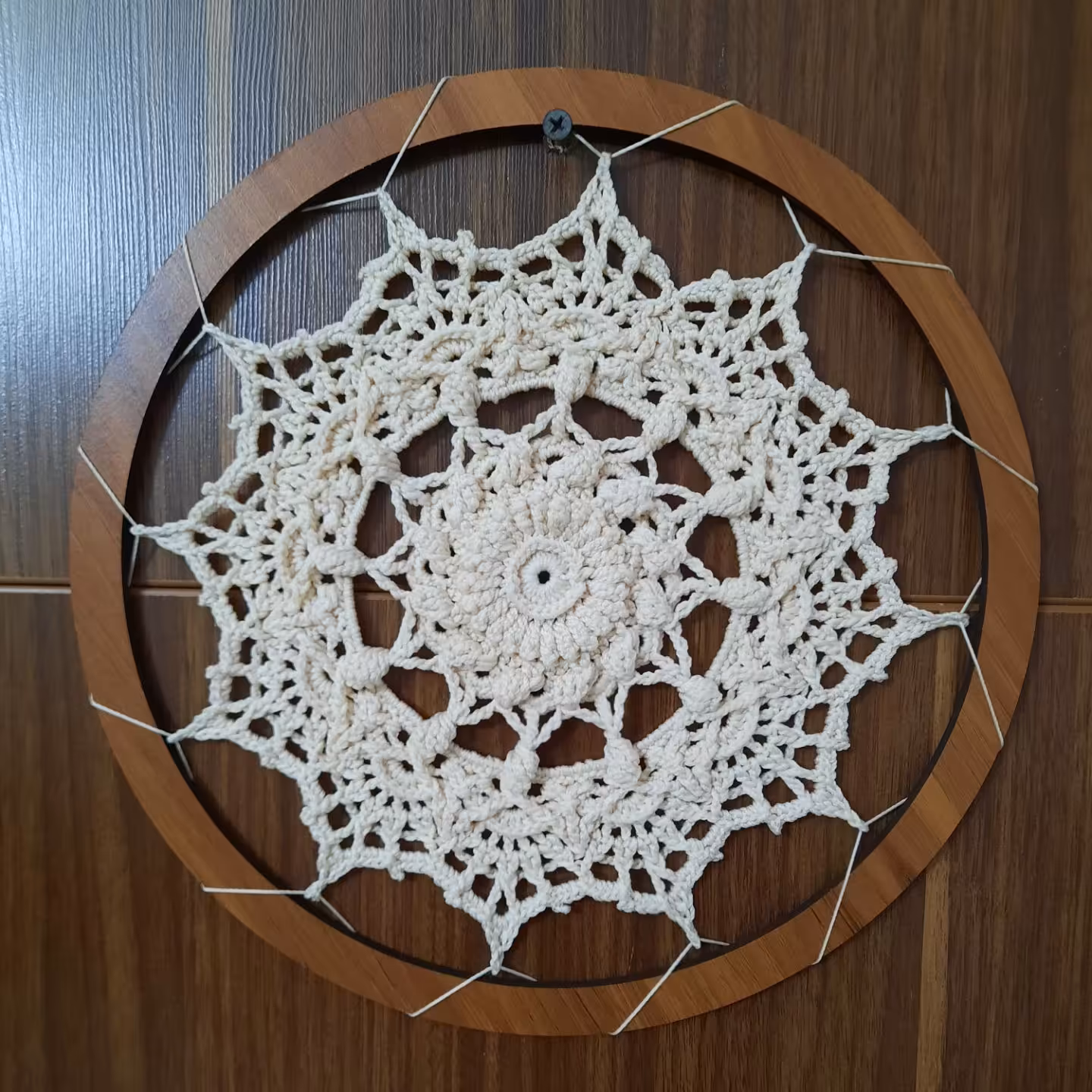 دیوارکوب قلاببافی ماندالا هالی قطر 30 با نخ مرسریزه و ابریشم کرم رنگ با حلقه چوبی