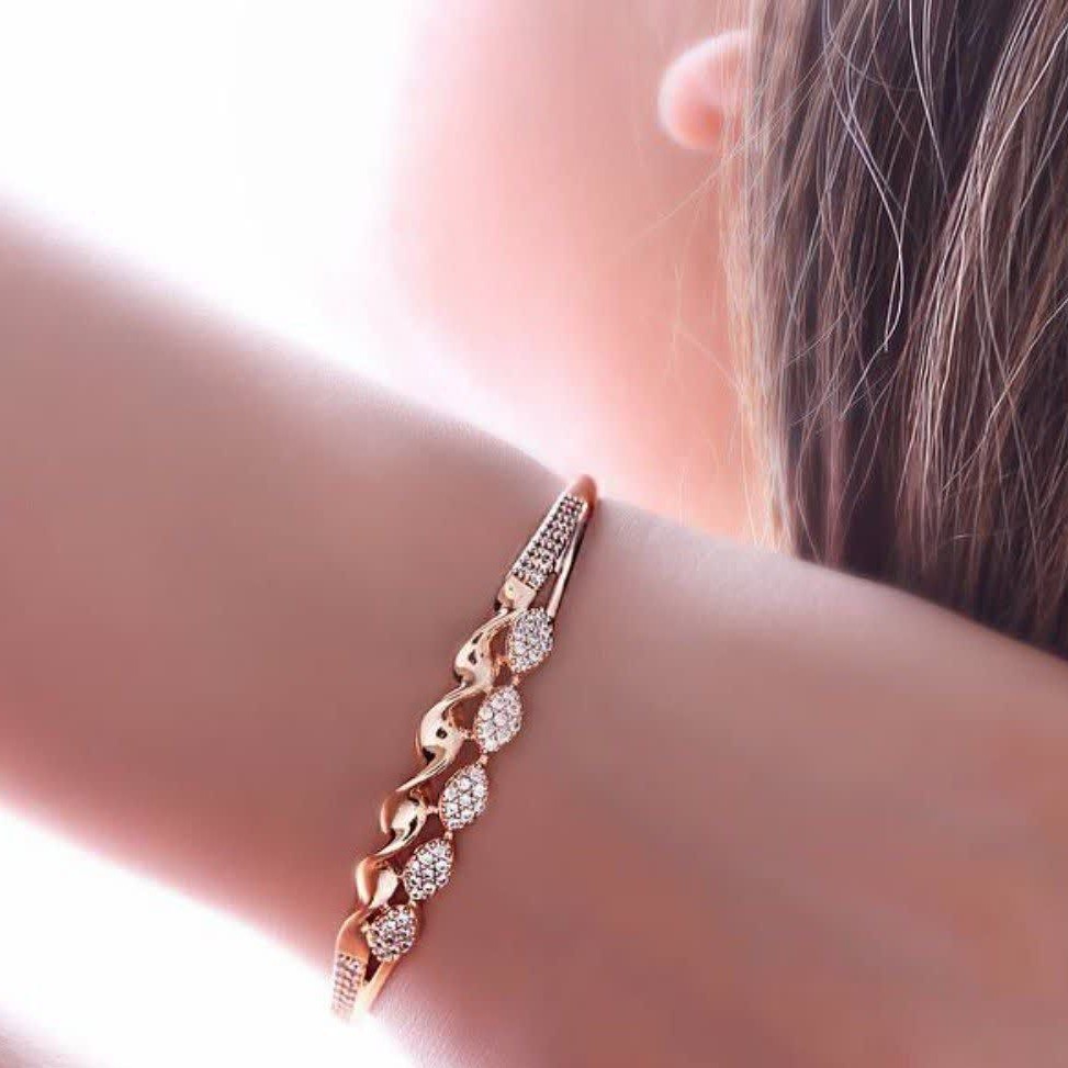 دستبند کد11740 برند ژوپینگxuping.نگین اتمی.آبکاری طلا.رنگ ثابت.ضدحساسیت