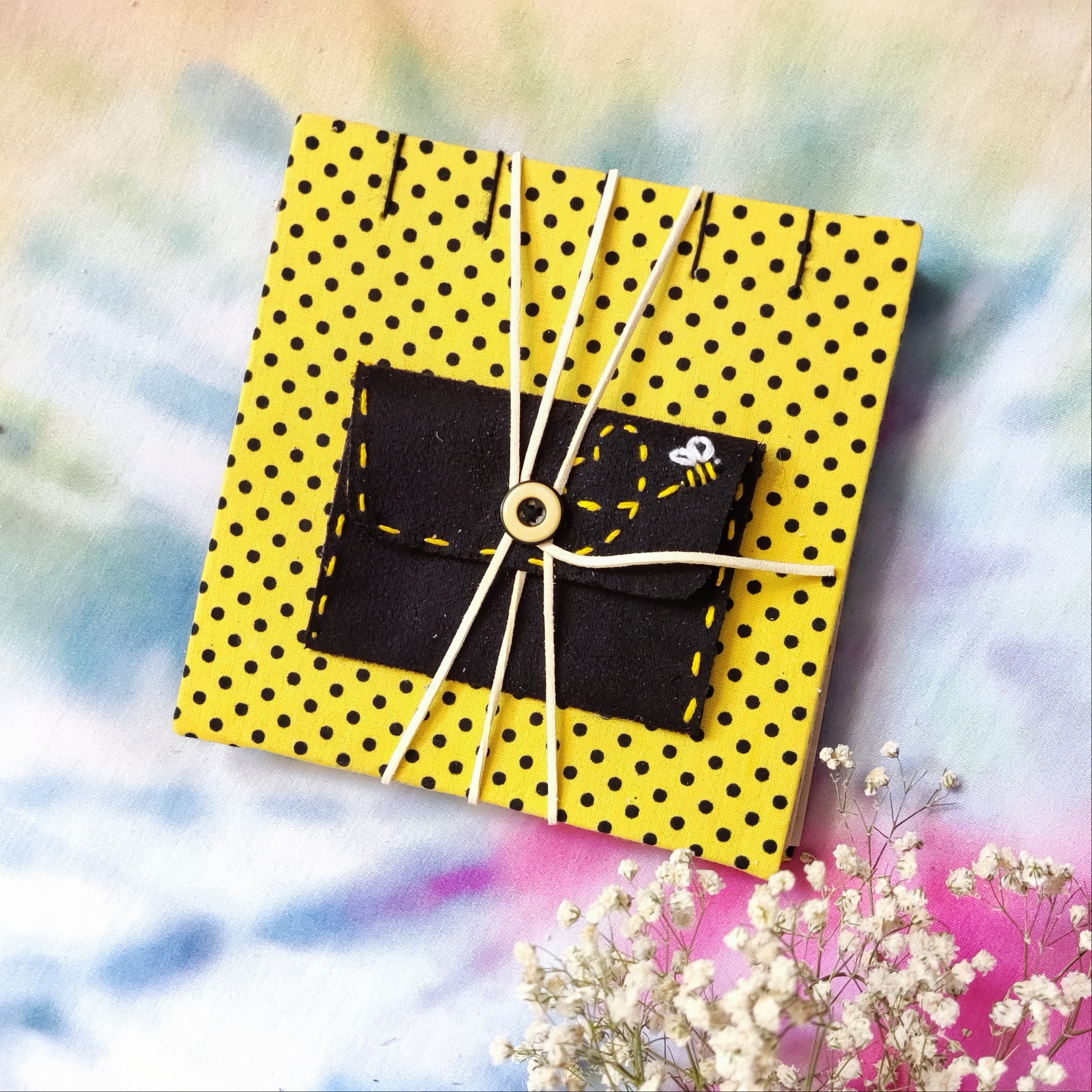 دفتر دستساز زنبوری پاکت دار 80 برگ سایز 15در15 کاغذ نخودی جلد پارچه ای