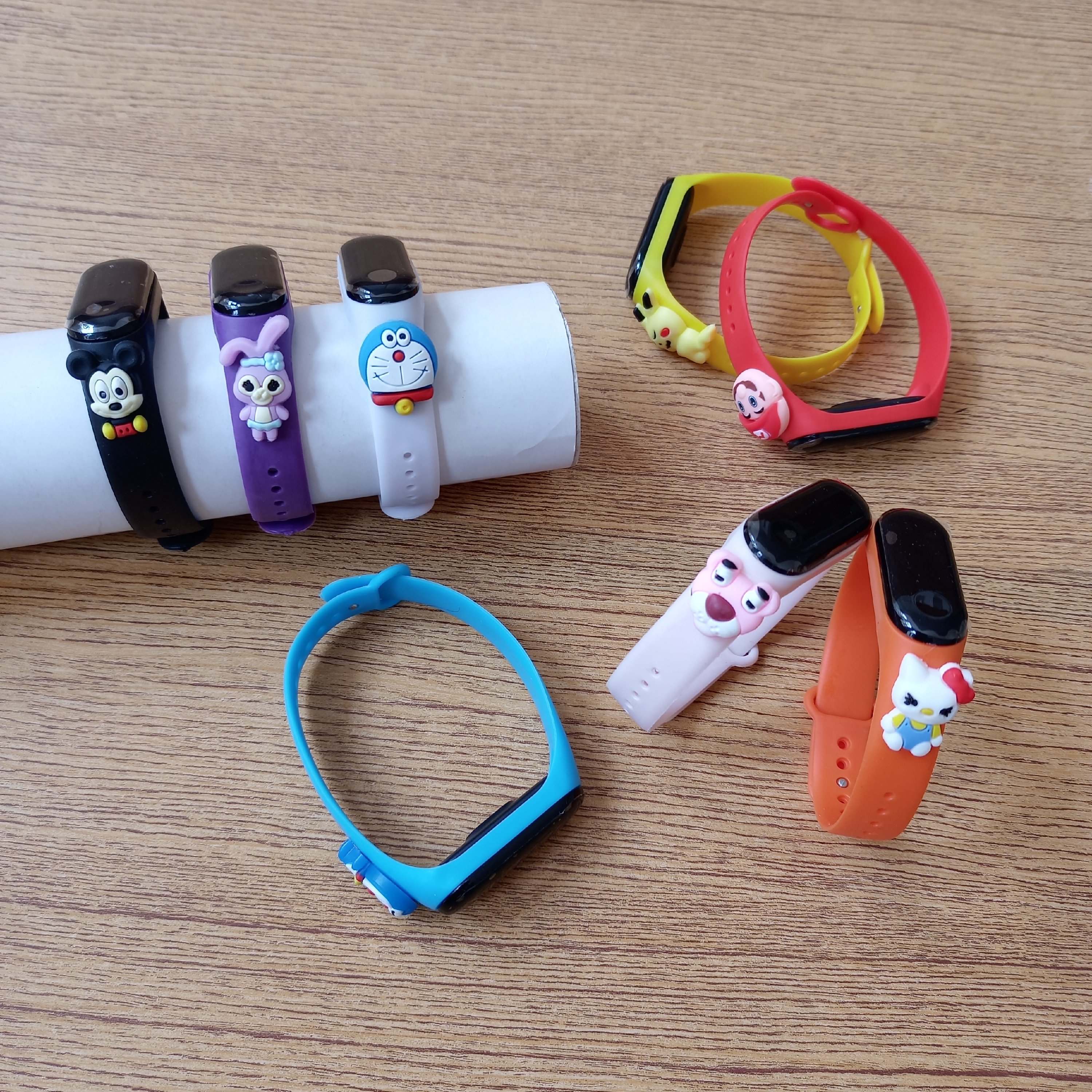 ساعت مچی هوشمند عروسکی
باطری قابل تعویض
مناسب کودک و نوجوان و بزرگسال
ضد آب نیست!!

طول بند ساعت 9 سانتی متر است 