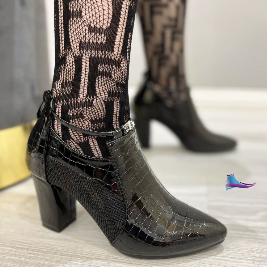 مجلسی
کد 573 
قالب استاندارد 
جنس ورنی پاخور عالی
پاشنه 7 سانت
مدل جدید شیک  40 
Size37