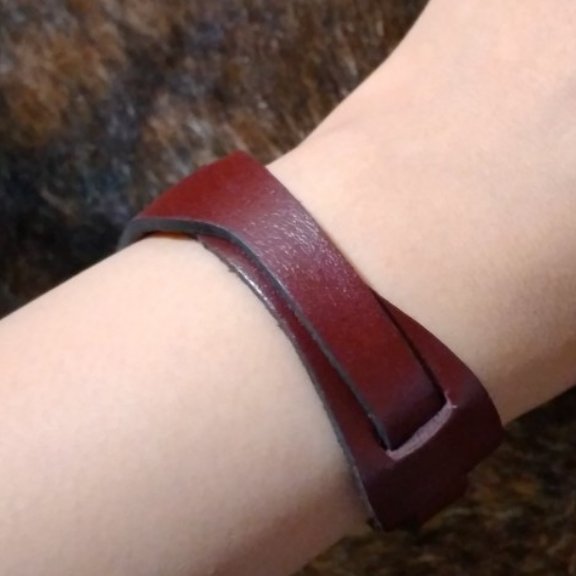 دستبند چرم طرح کلاسیک