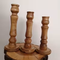 مجموعه سه عددی شمعدان تمام چوب خراطی شده در ابعاد 25-20-15 چوب های معمولی قطر 4 سانت