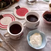 زیر لیوانی مناسب برای  انواع فنجان ماگ لیوان  حتی برای زیر قوری هم میتونید استفاده کنید😉قابل سفارش در رنگ و طرح مختلف