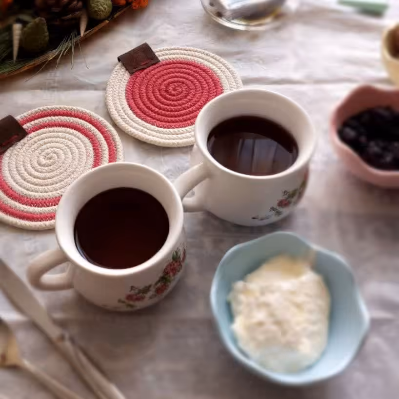 زیر لیوانی مناسب برای  انواع فنجان ماگ لیوان  حتی برای زیر قوری هم میتونید استفاده کنید😉قابل سفارش در رنگ و طرح مختلف