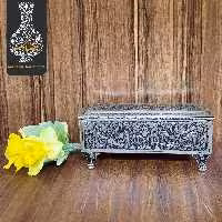 جا قاشقی قلم زنی چکشی دستساز جعبه ای کوچک قلم گل و طاووس اعلاء سیاه قلم طرح نقره