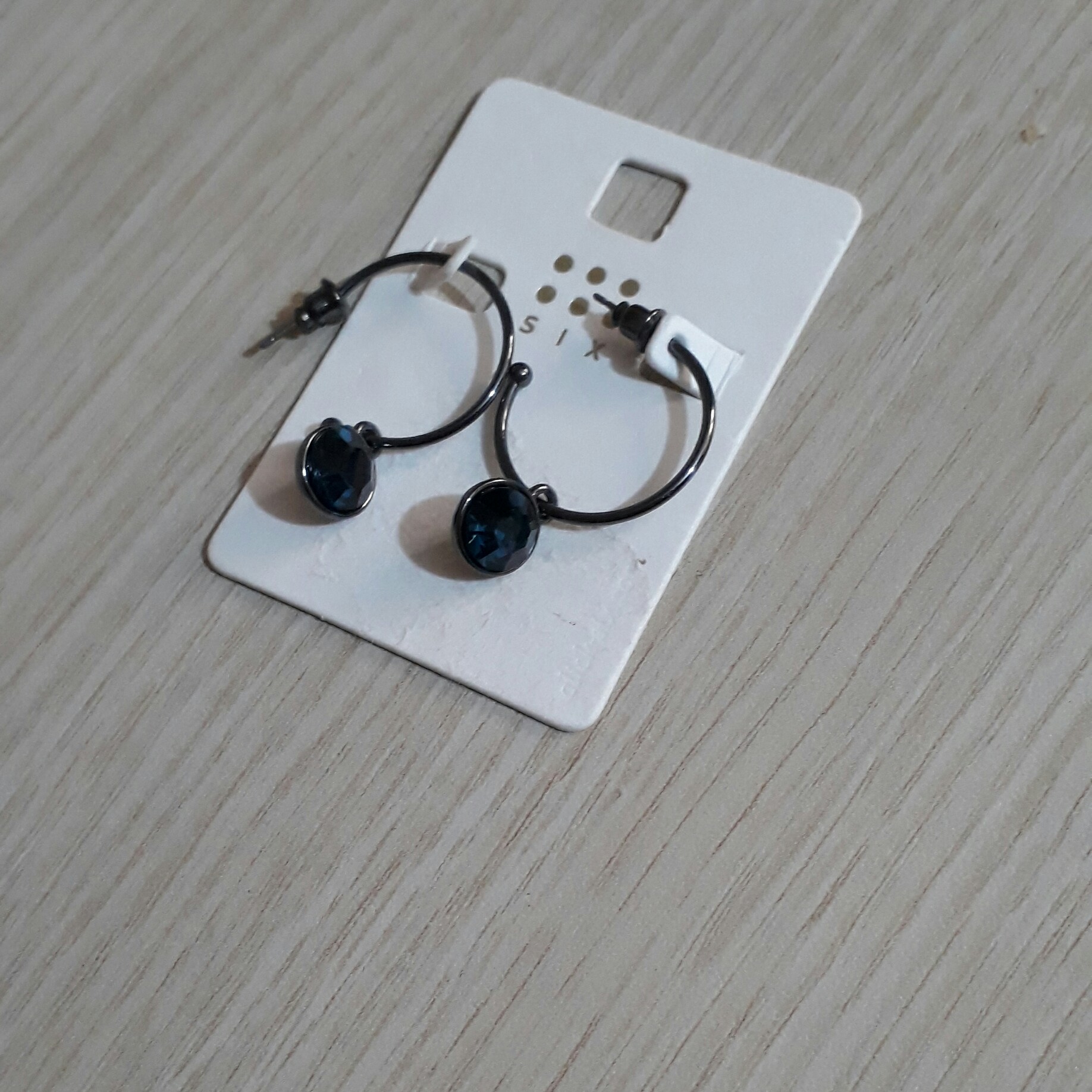 گوشواره حلقه ای نگین دار گوشواره نگین دار گوشواره حلقه ای