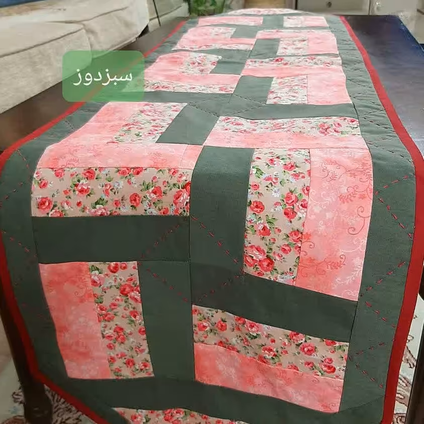 رانر یا رومیزی    ،چهلتکه و رو دوزی شده با دست 