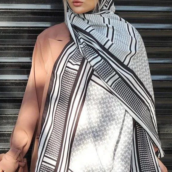 شال نخی اسلپ  منگوله دار قواره 140 چهارفصل پشت سفید 