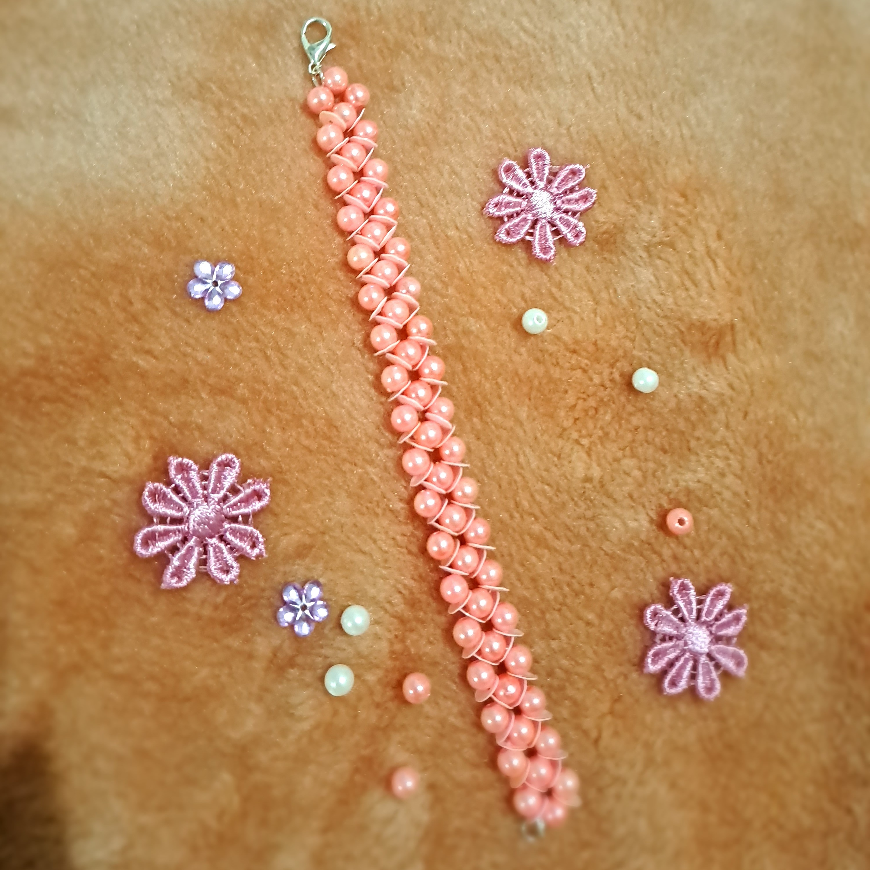 دستبند مروارید ، دست ساز با مروارید و پولک ، طول دستبند 17 سانت 