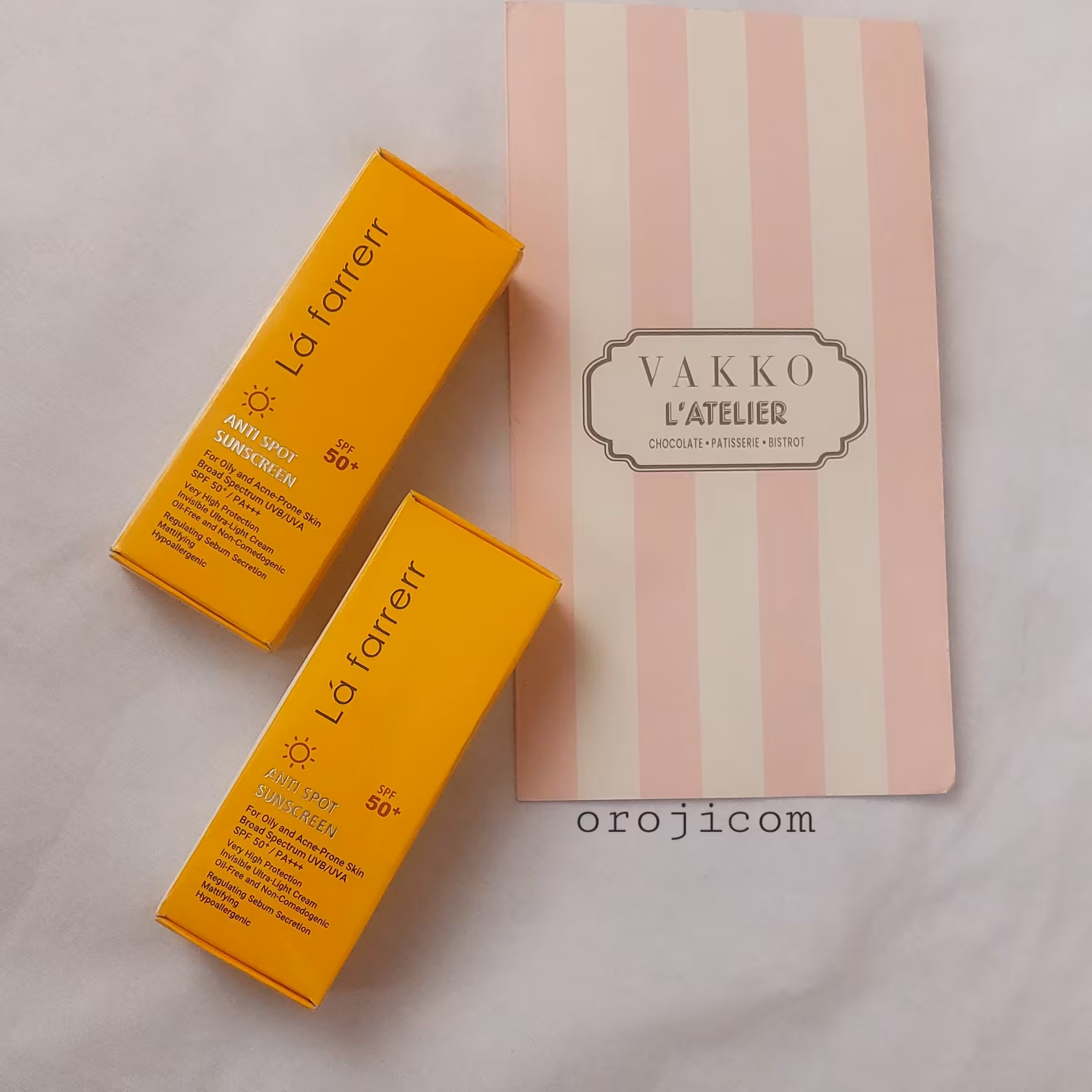 کرم ضد آفتاب لافارر مناسب پوست خشک ومختلط بی رنگ لافارر SPF50  پوست حساس محصولات پوست اروجیLa farrerr SPF50