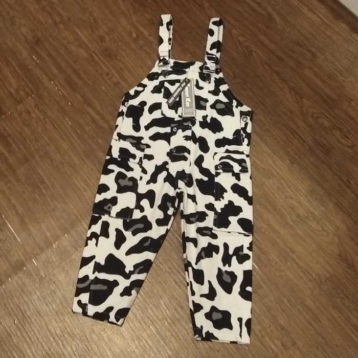 شلوار پیشبندی پلنگی وارداتی بگی اسلش برزنتی ضخیم از بقل دکمه خور مناسب برای 5 تا 7 سال