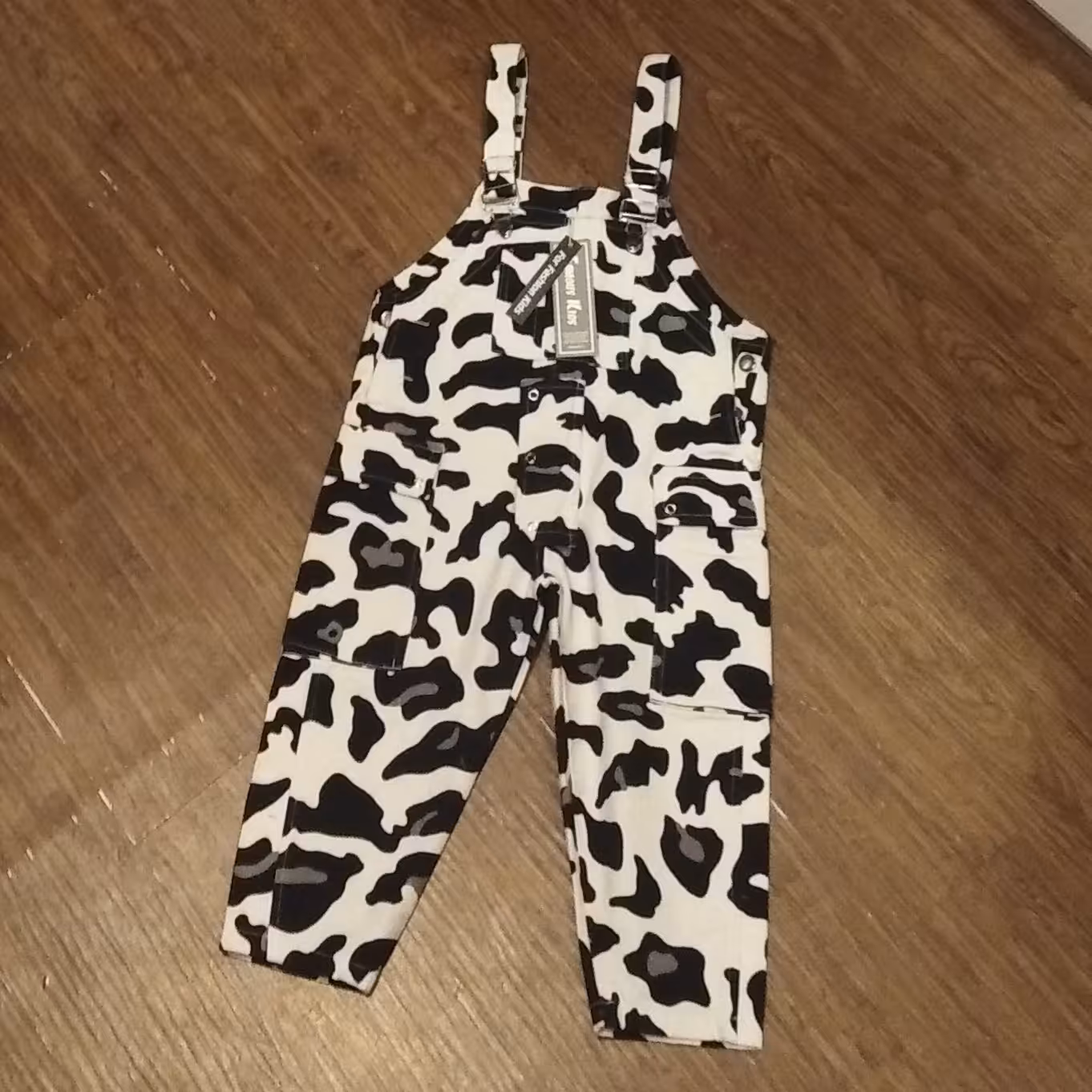 شلوار پیشبندی پلنگی وارداتی بگی اسلش برزنتی ضخیم از بقل دکمه خور مناسب برای 5 تا 7 سال