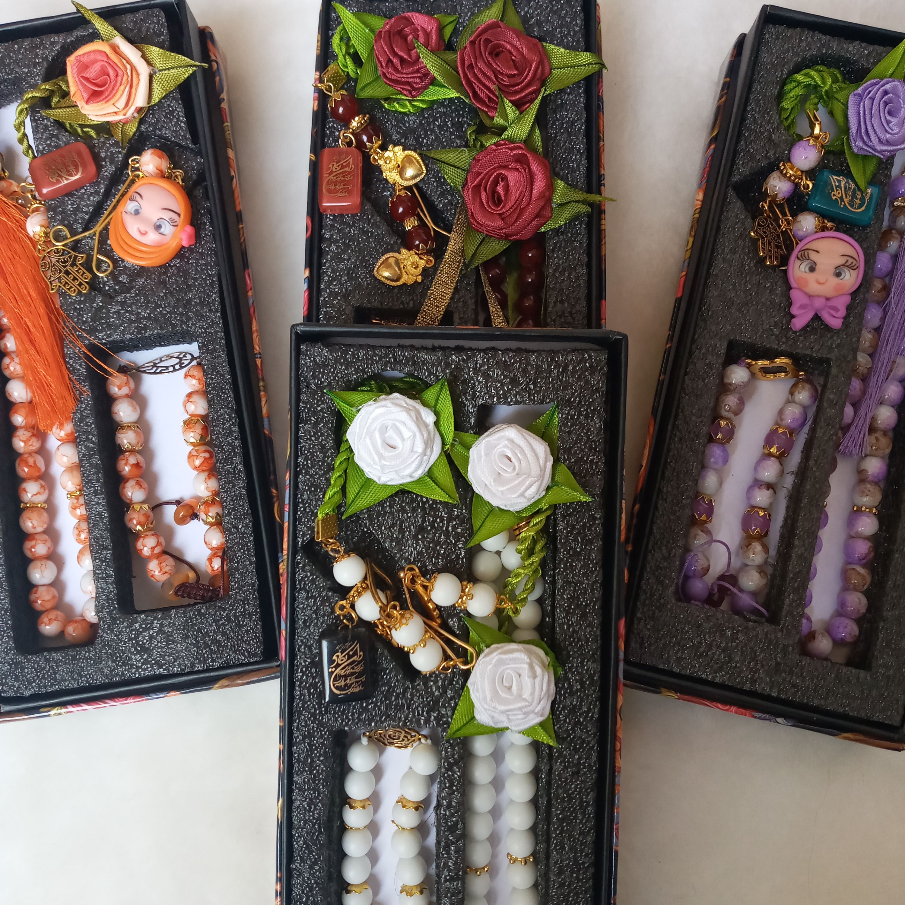 ست تسبیح روبانی و دستبند و نشانگر قران و گیره روسری جشن عبادت